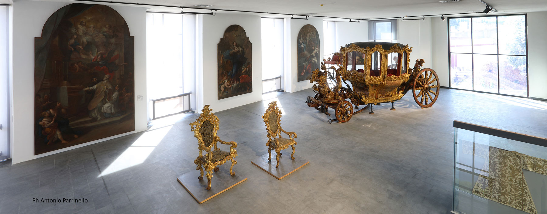 Sala Settecento con seggi vescovili e la Berlina del Senato di Letterio Paladino. Ph. Credit Foto Parrinello Sala Settecento con seggi vescovili e la Berlina del Senato di Letterio Paladino. Ph. Credit Foto Parrinello