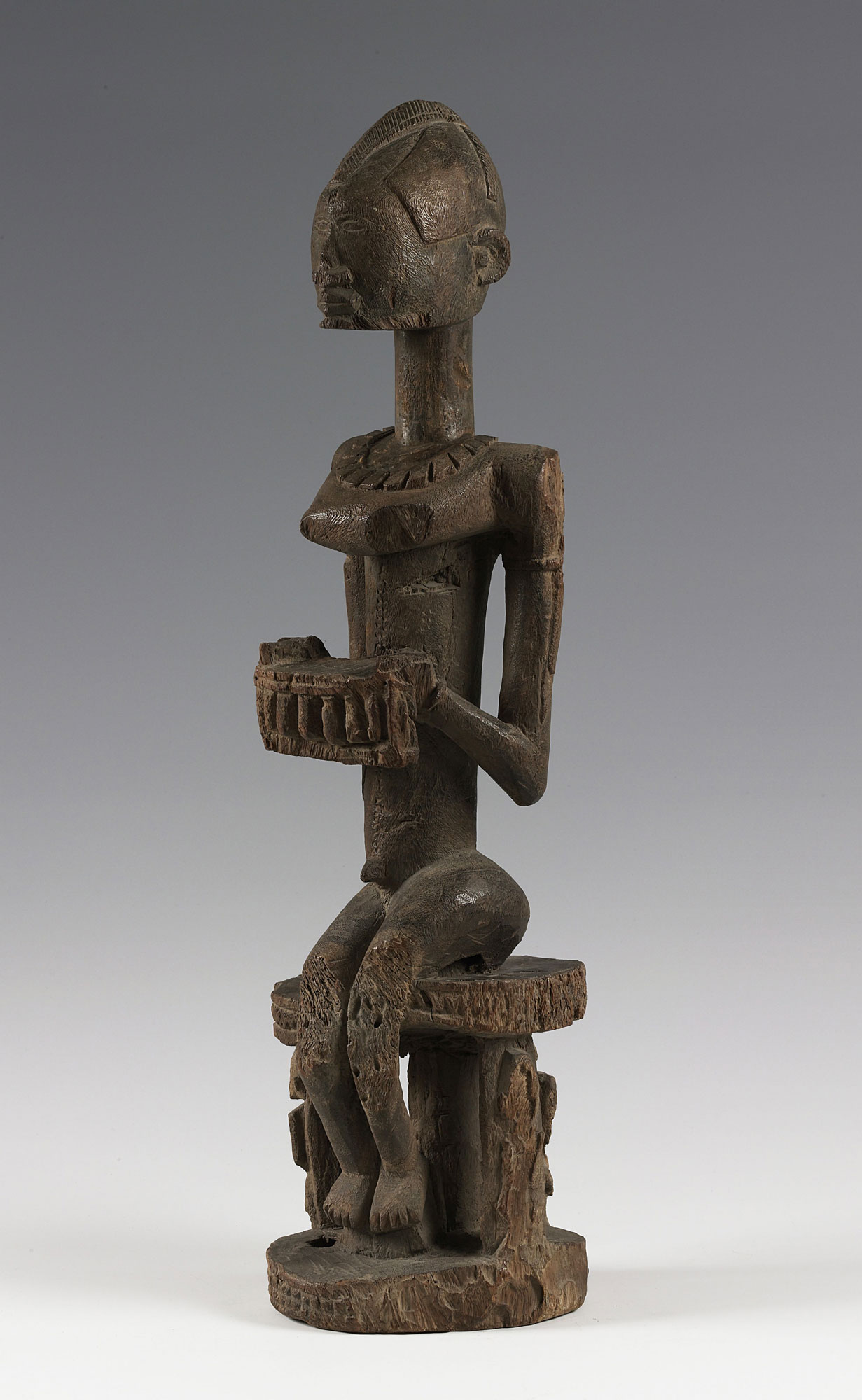 Artista non riconosciuto Dogon, regione N’duleri, Mali, Figura maschile seduta (probabilmente prima metà del XX secolo; Legno e pigmenti naturali, 68 x 20 x 20 cm; Venezia, Collezione Peggy Guggenheim). Ph. Credit © manusardi.it
