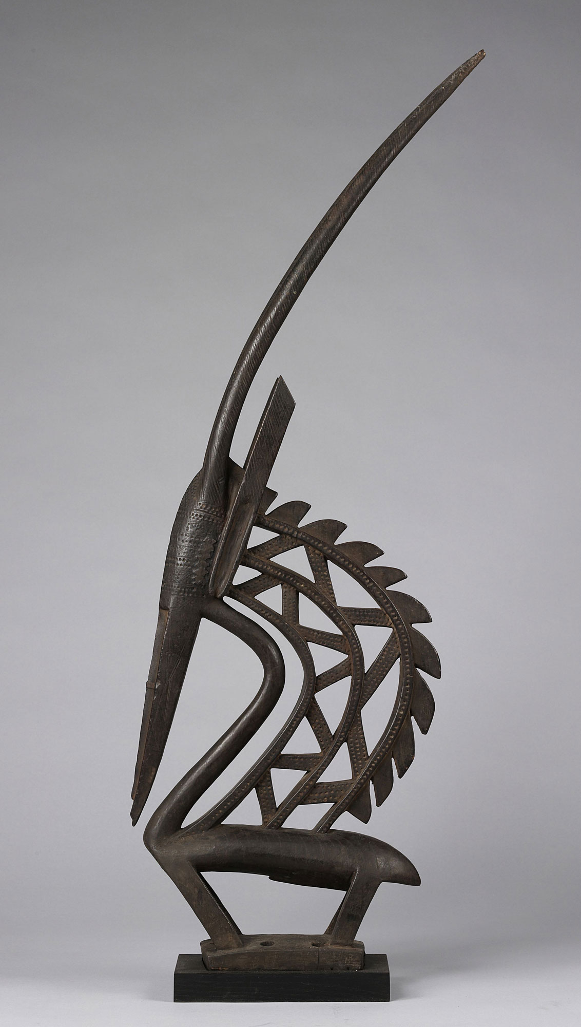 Artista non riconosciuto Bamana, regione Ségou, Mali, Cimiero maschio Ci Wara (Probabilmente prima metà del XX secolo; Legno, 106 x 38 x10 cm; Venezia, Collezione Peggy Guggenheim). Ph. Credit © manusardi.it
