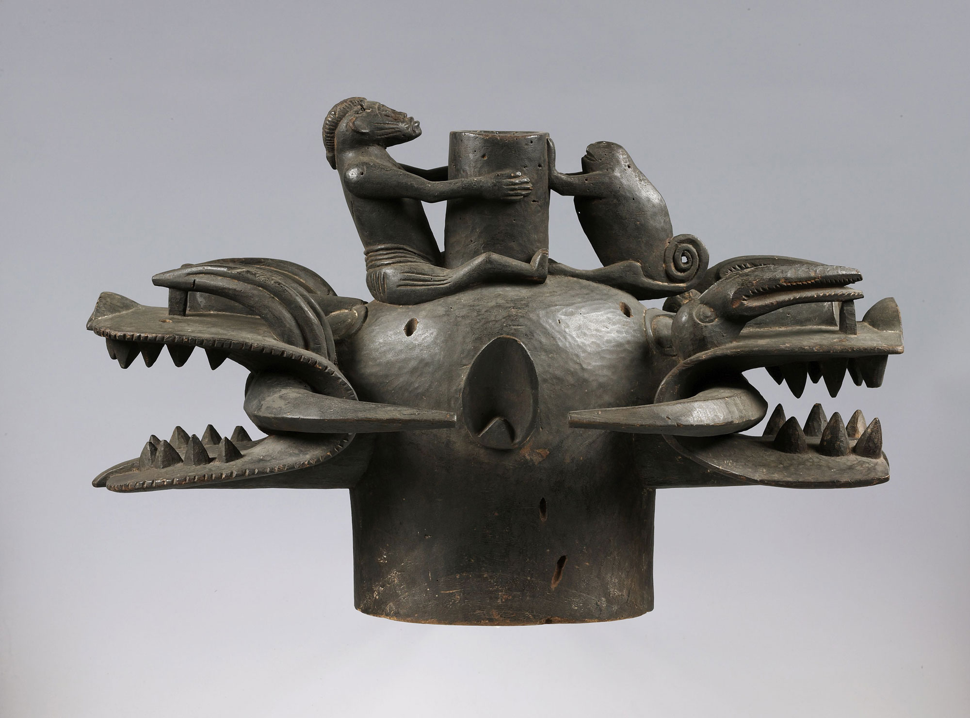 Artista non riconosciuto Senufo, Costa d’Avorio, Maschera bifronte a elmo (wanyugo) (Probabilmente metà del XX secolo; Legno, 44 x 71 x 33 cm; Venezia, Collezione Peggy Guggenheim). Ph. Credit © manusardi.it
