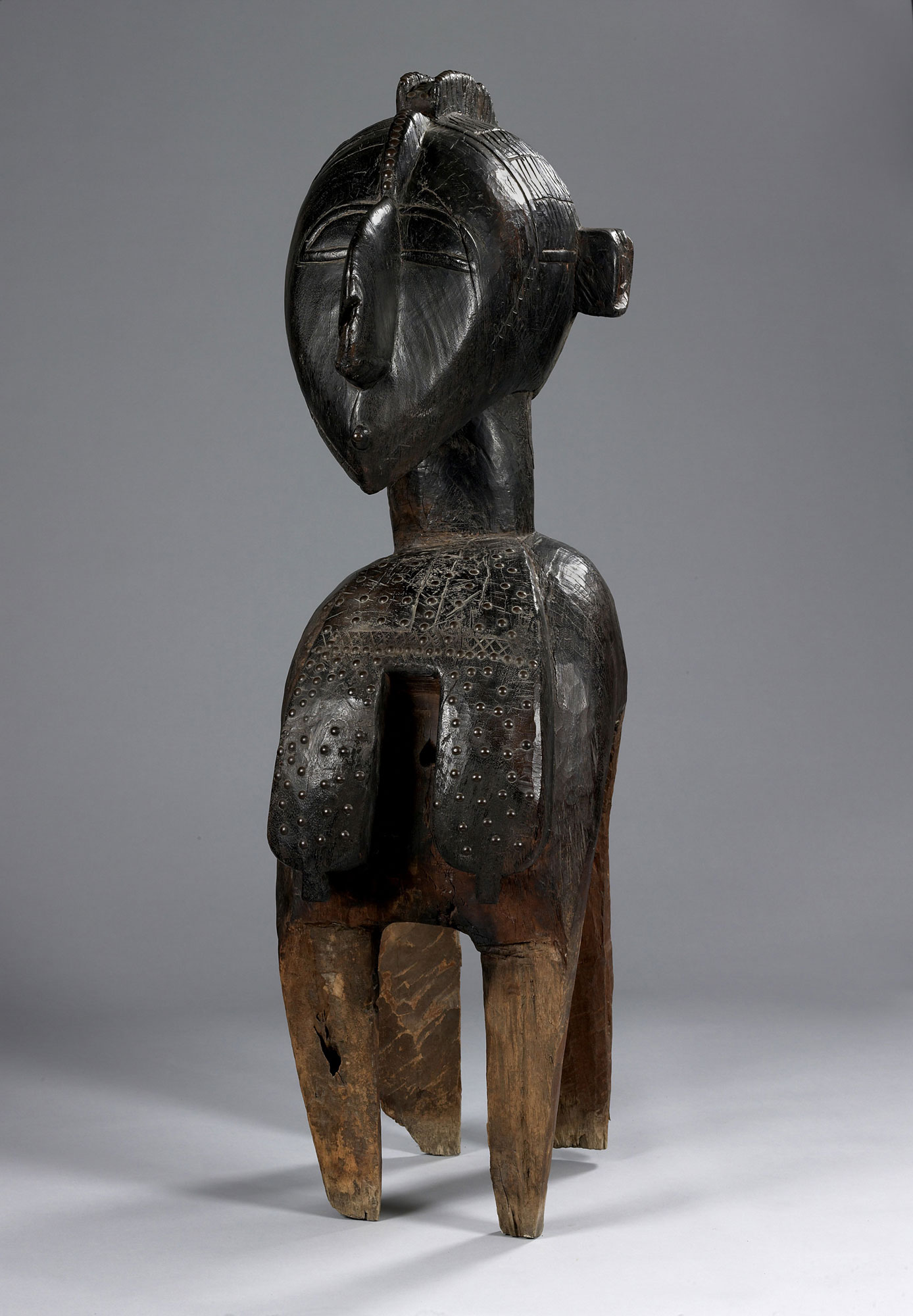 Artista non riconosciuto Baga, Guinea, Maschera a spalla D’mba (Probabilmente prima metà del XX secolo; Legno e bullette di ottone, 142 x 40 x 75 cm; Venezia, Collezione Peggy Guggenheim). Ph. Credit © manusardi.it
