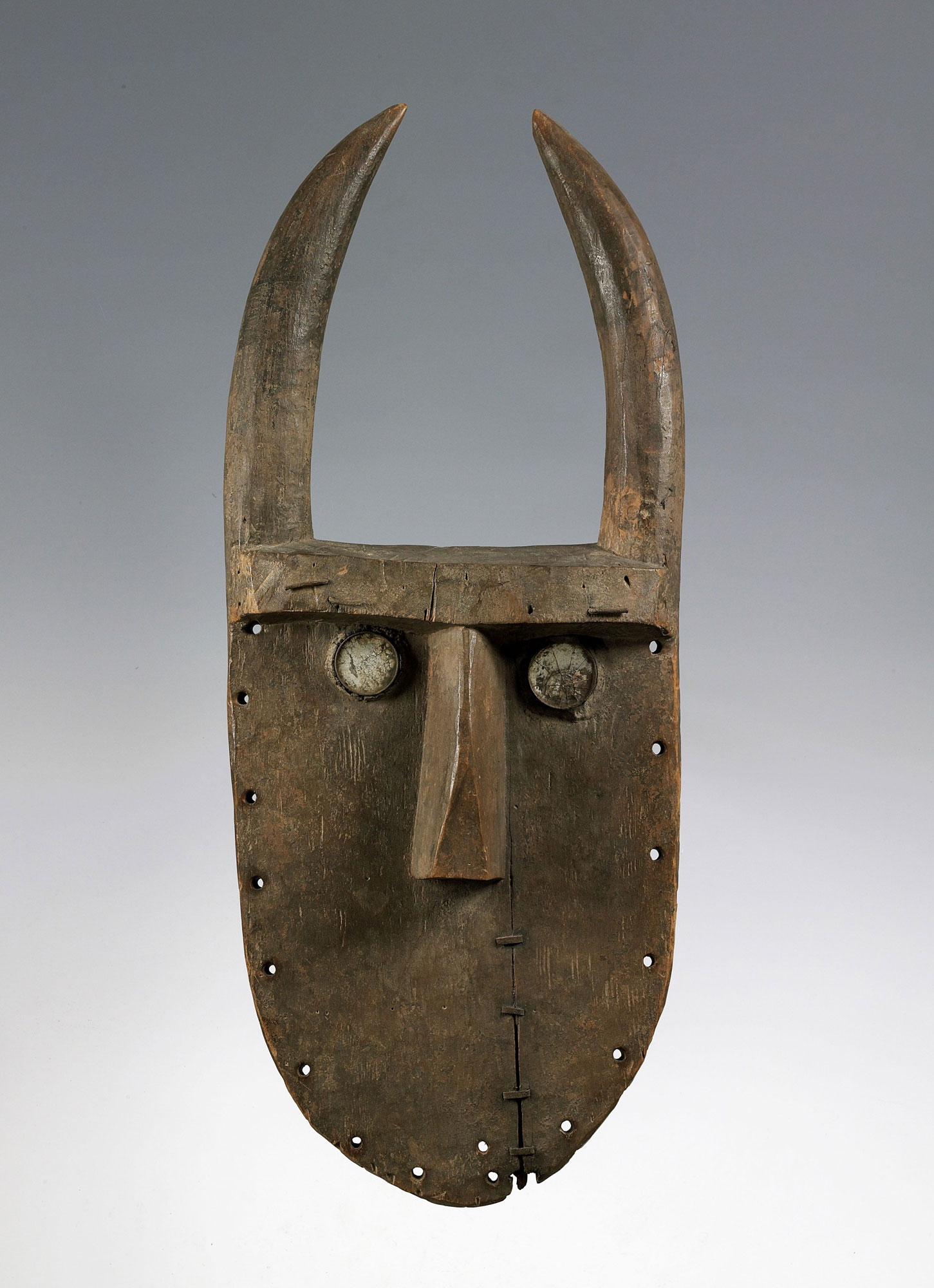 Artista non riconosciuto Toma o Loma, Guinea, Maschera (angbai o nyanbai) (Probabilmente prima metà XX secolo; Legno, chiodi di ferro, vetro, metallo e resina, 88 x 39 x 15 cm; Venezia, Collezione Peggy Guggenheim). Ph. Credit © manusardi.it
