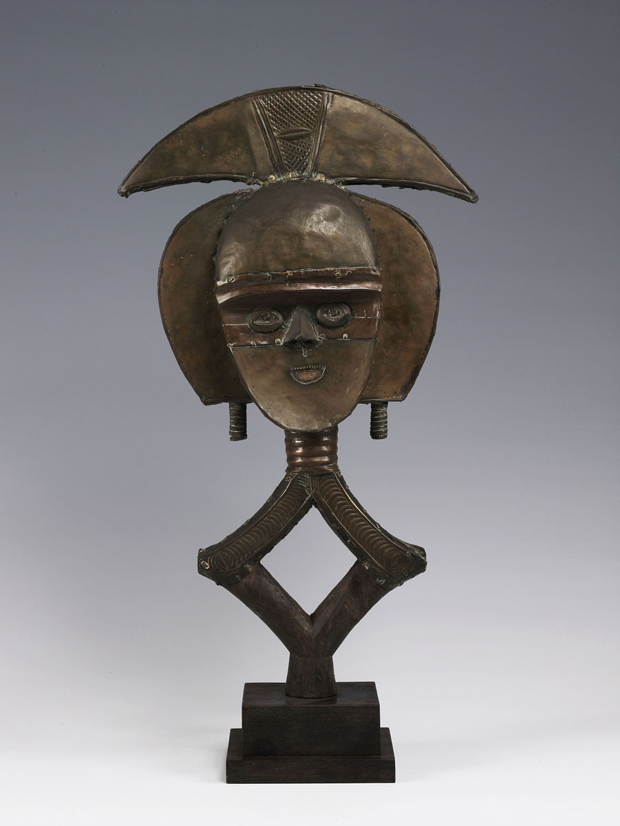 Artista non riconosciuto Kota, Gabon, Figura di reliquiario (mbulu ngulu) (Probabilmente fine XIX secolo–inizio XX secolo; Legno, rame  e ferro, 61 x 35 x 11 cm; Venezia, Collezione Peggy Guggenheim). Ph. Credit © manusardi.it
