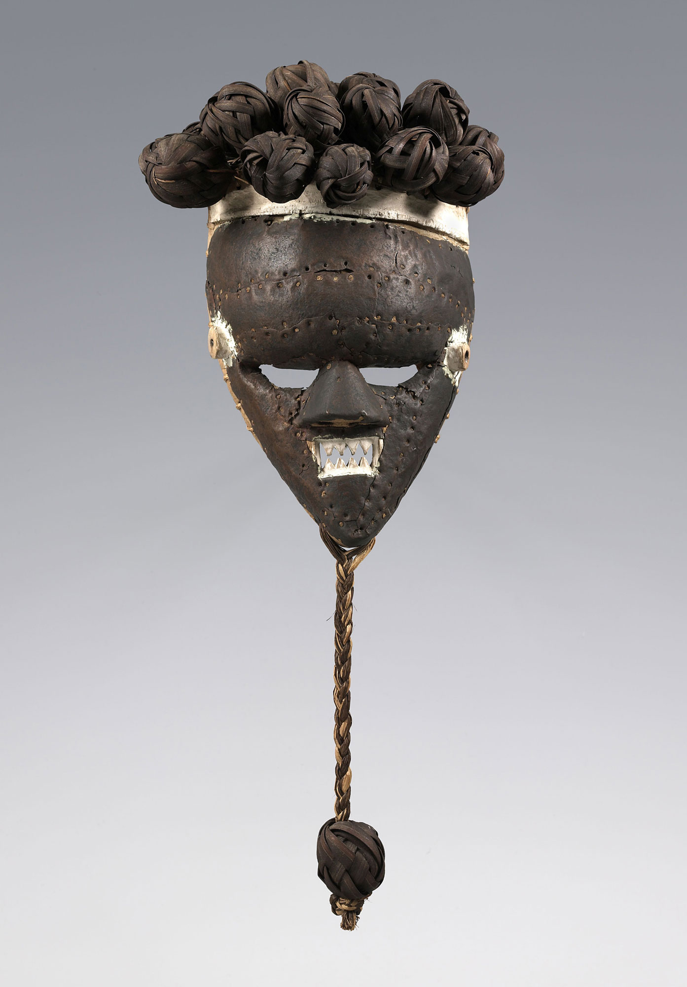 Artista non riconosciuto Salampasu, Repubblica Democratica del Congo, Maschera (mukinka) (Probabilmente prima metà del XX secolo; Legno, rame, fibre vegetali, caolino e pigmenti naturali, 62 x 26 x 28 cm; Venezia, Collezione Peggy Guggenheim). Ph. Credit © manusardi.it
