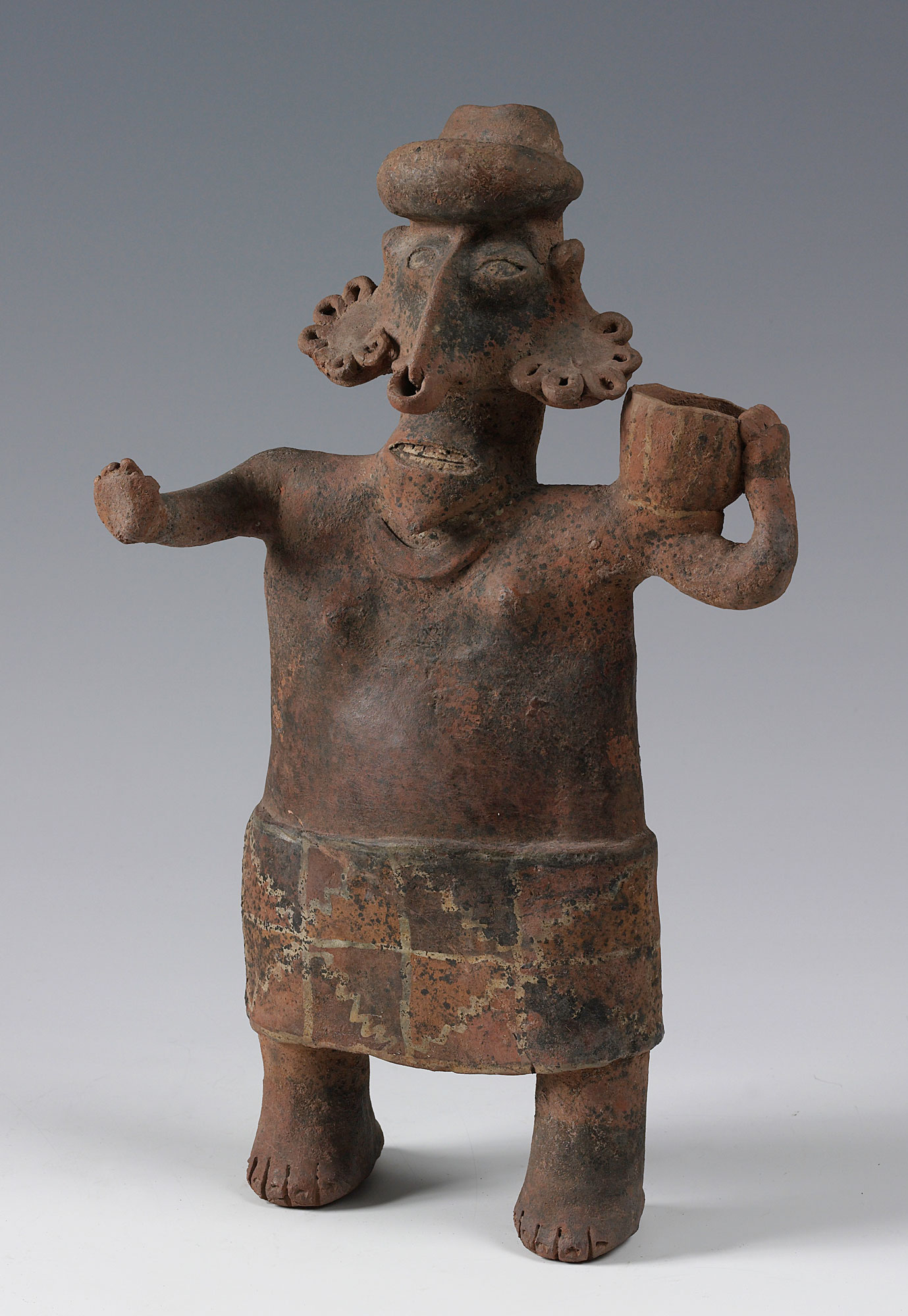 Artista non riconosciuto Nayarit (cultura Ixtlán del Río), Messico occidentale antico, Figura femminile (300 AEV–400 EV; Terracotta con ingobbio, 42 x 24 x 13 cm; Venezia, Collezione Peggy Guggenheim). Ph. Credit © manusardi.it
