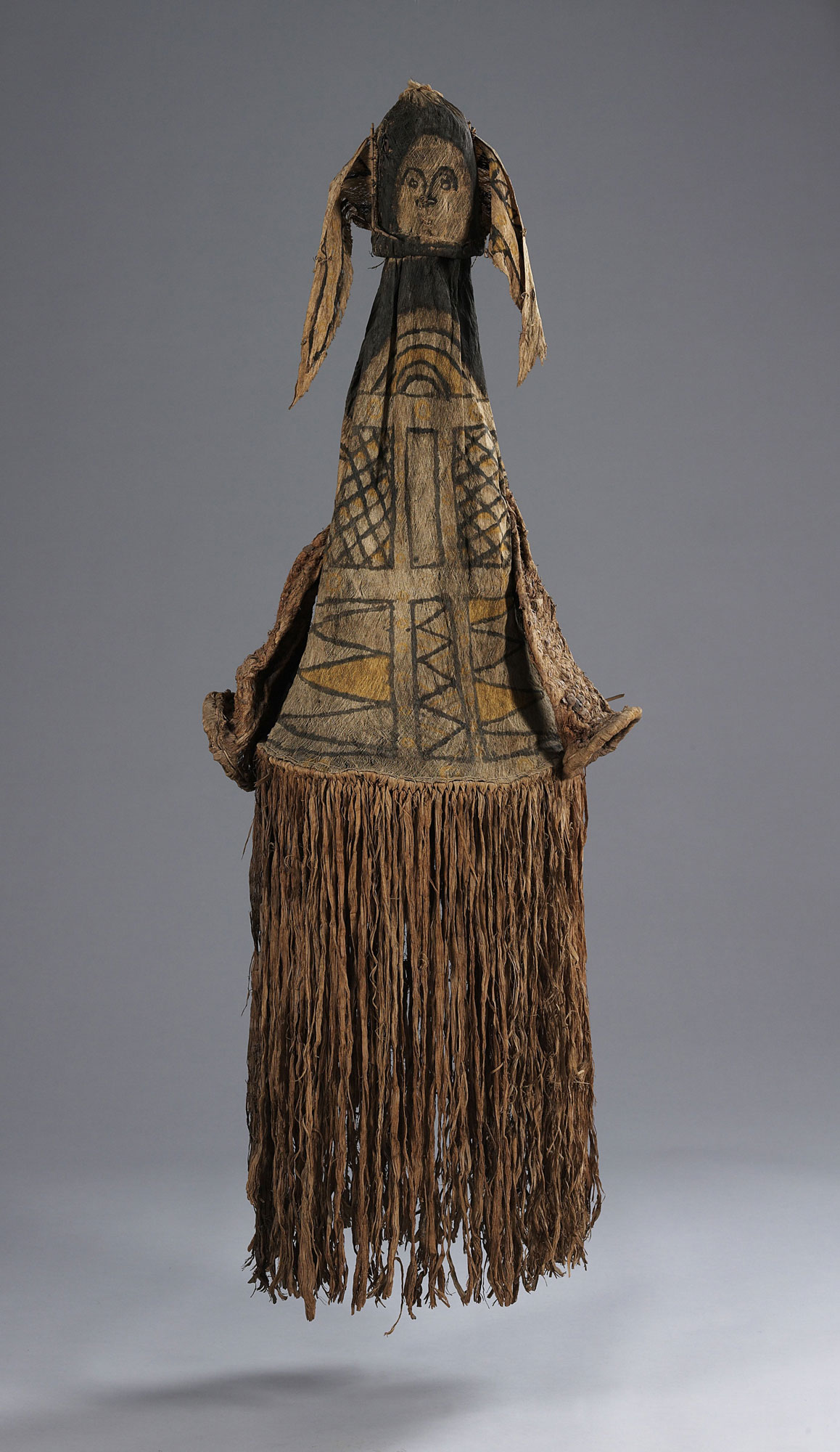 Artista non riconosciuto Cubeo, regione Rio Uaupés, Amazzonia settentrionale, Maschera di corteccia (Prima metà del XX secolo; Corteccia battuta, pigmenti naturali e filo di palma, 140 x 55 x 35 cm; Venezia, Collezione Peggy Guggenheim). Ph. Credit © manusardi.it
