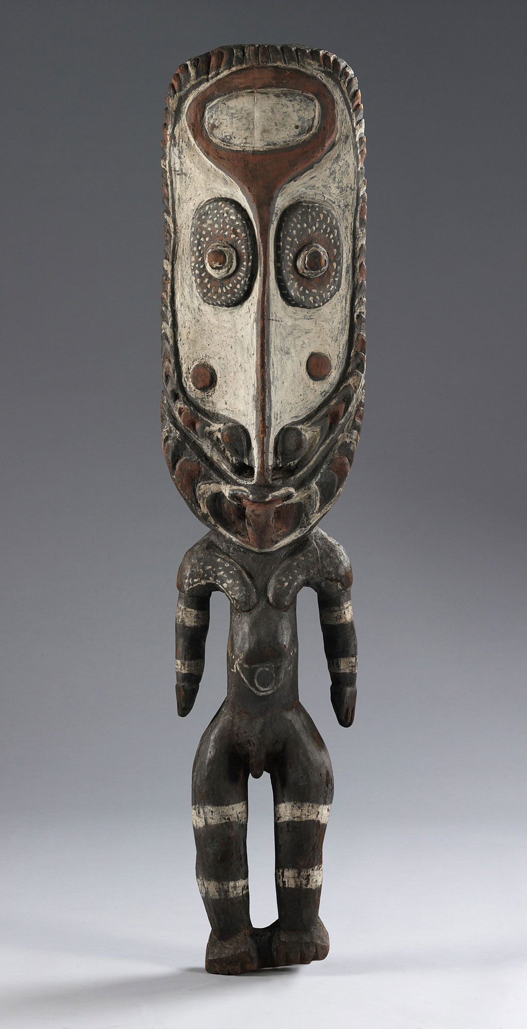 Artista non riconosciuto Sawos, Villaggio Yamok, Provincia Sepik Orientale, Papua Nuova Guinea, Figura di antenato (1900–1960; Legno e pigmenti naturali, 140 x 30 x 17 cm; Venezia, Collezione Peggy Guggenheim). Ph. Credit © manusardi.it
