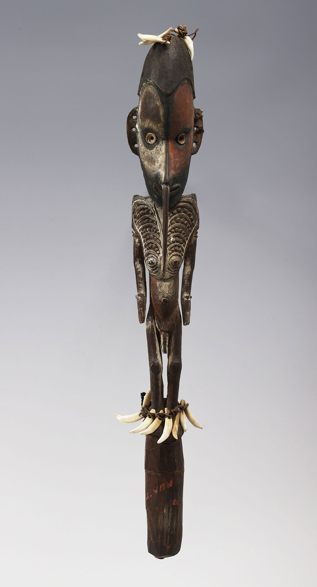 Artista non riconosciuto Chambri, Provincia Sepik Orientale, Papua Nuova Guinea, Figura flauto (fine XIX secolo–inizio XX secolo; Legno, denti di cane, conchiglie conus, fibre vegetali e pigmenti naturali, 49 x 8 x 6 cm; Venezia, Collezione Peggy Guggenheim). Ph. Credit © manusardi.it
