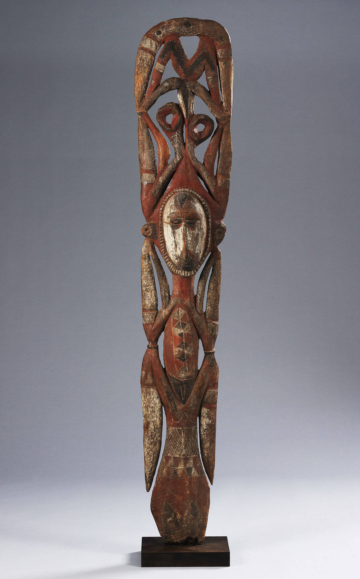 Artista non riconosciuto Wosera, Abelam meridionale, villaggio Bobmagum (o Bogmuken), Provincia Sepik Orientale, Papua Nuova Guinea, Figura ancestrale (miamba maira) (Metà del XX secolo; Legno e pigmenti naturali, 168 x 31 x 14 cm; Venezia, Collezione Peggy Guggenheim). Ph. Credit © manusardi.it
