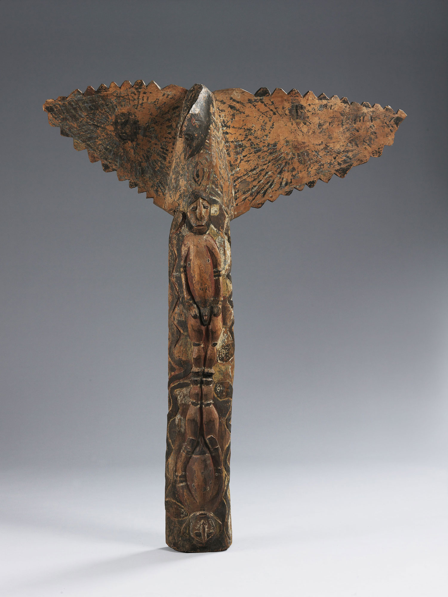 Artista non riconosciuto Abelam o Boiken, Maprik, Provincia Sepik Orientale, Papua Nuova Guinea, Elemento di una casa cerimoniale (Metà del XX secolo; Legno e pigmenti naturali, 142 x 112 x 37 cm; Venezia, Collezione Peggy Guggenheim). Ph. Credit © manusardi.it
