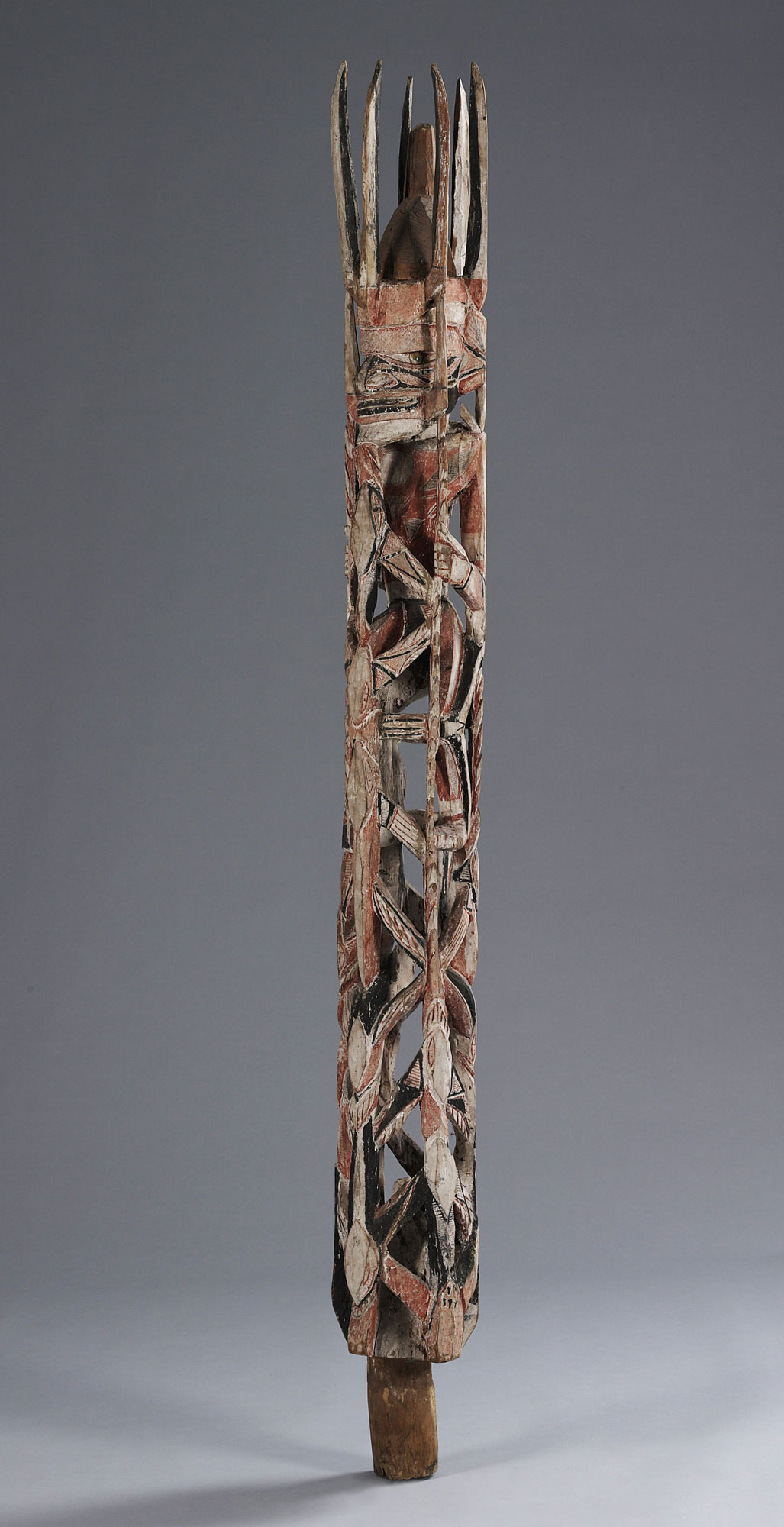 Artista non riconosciuto Mandara (o Tabar), Isola Tabar, Nuova Irlanda Settentrionale, Papua Nuova Guinea, Scultura funebre (malangan maramarua) (Inizio del XX secolo; Legno, pigmenti naturali, opercoli di lumaca di mare, 170 x 22 x 22 cm; Venezia, Collezione Peggy Guggenheim). Ph. Credit © manusardi.it
