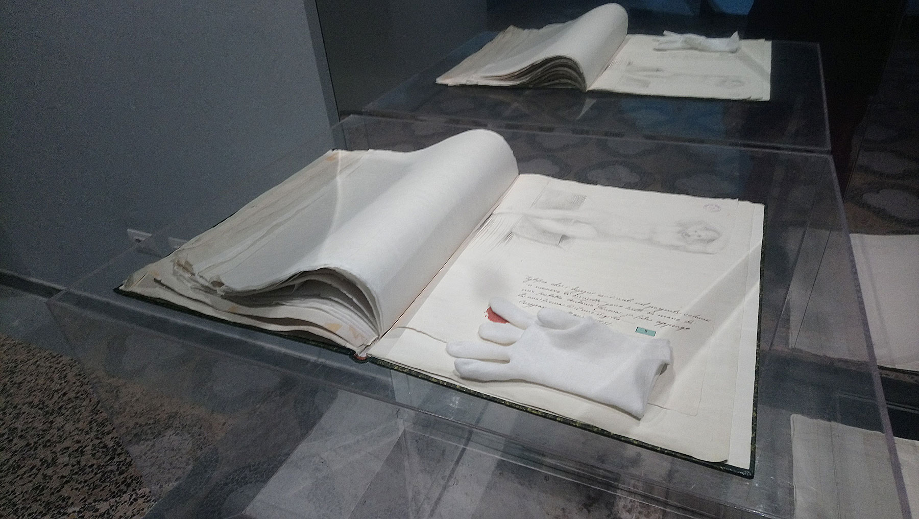 Il facsimile dell'album di Canova da sfogliare... con guanti protettivi 
