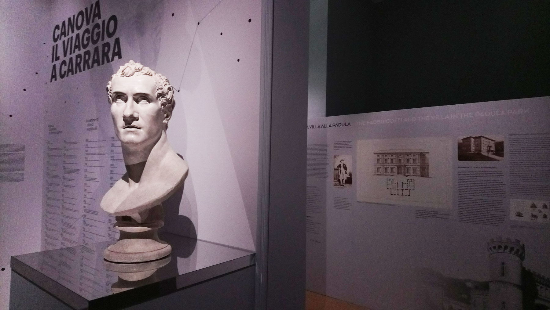 I pannelli, a destra, con la storia di Villa Fabbricotti che si confondono nel percorso della mostra
