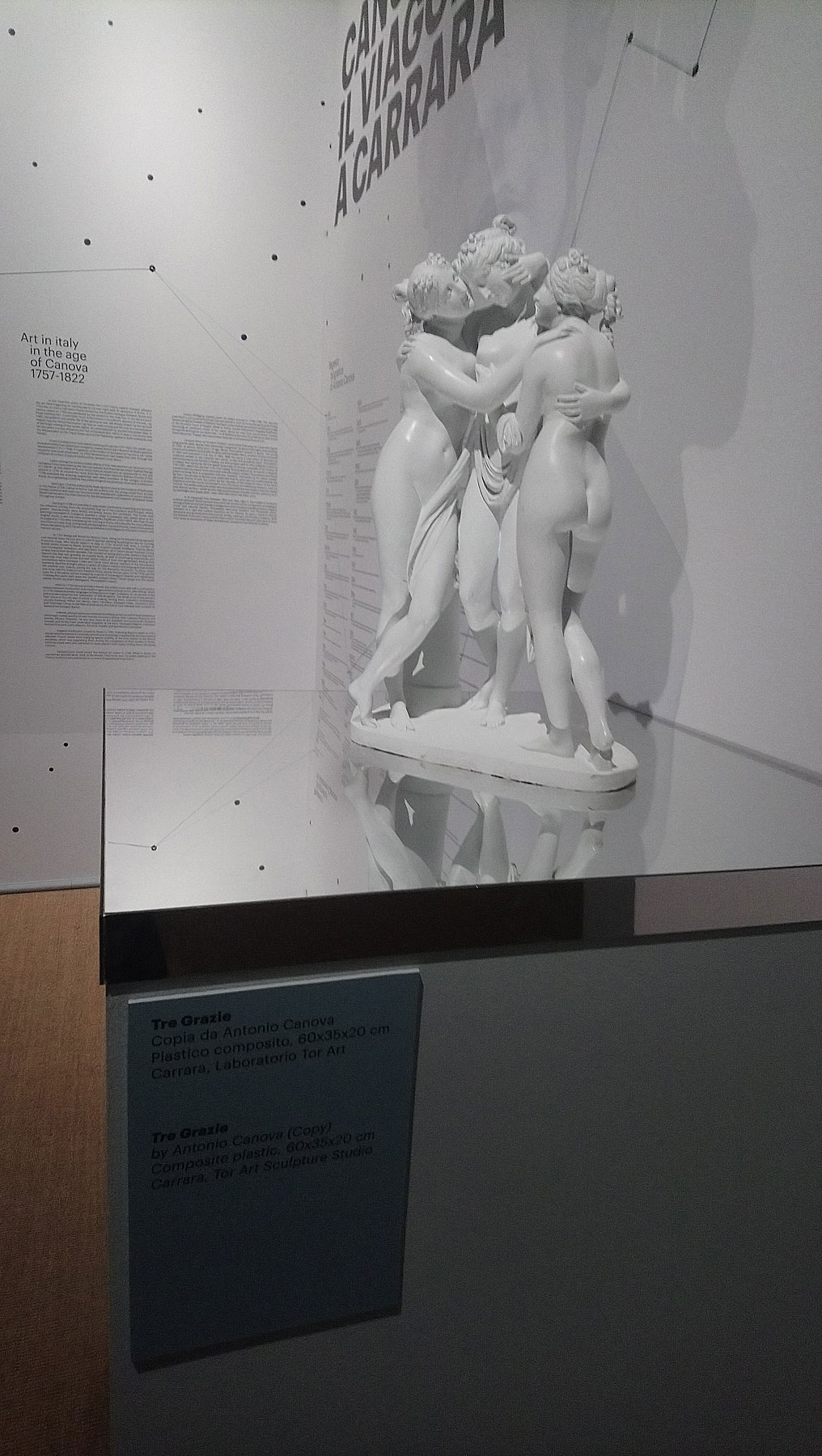 ... sostituito poi, da inizio febbraio, con una riproduzione in materiale composito delle Tre Grazie, in scala ridotta
