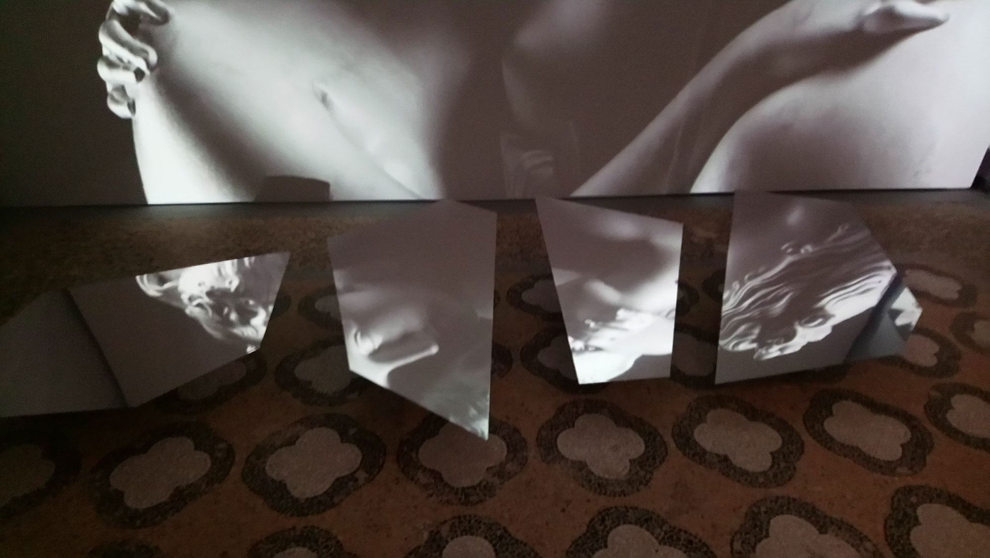 Specchi appuntiti per terra nella sala della Venere Italica
