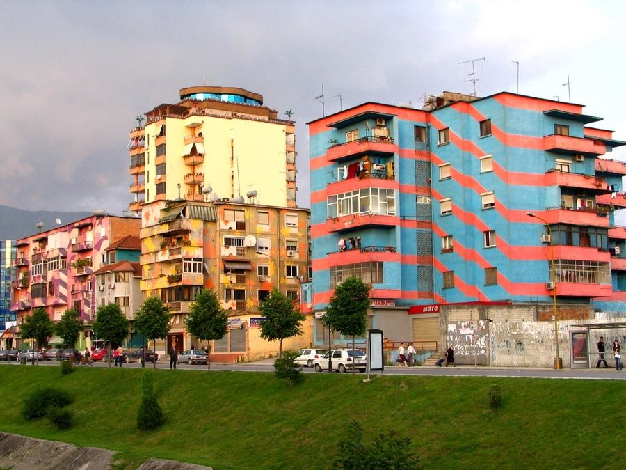 Tirana, gli edifici dipinti. Ph. Credit David Dufresne
 Tirana, gli edifici dipinti. Ph. Credit David Dufresne