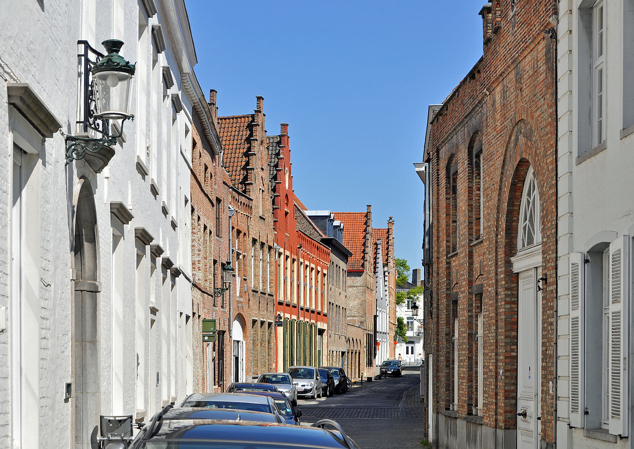 La Gouden Handstraat. Il numero 6 (il primo edificio a destra, a mattoni) Ã¨ quella che un tempo fu la casa di van Eyck