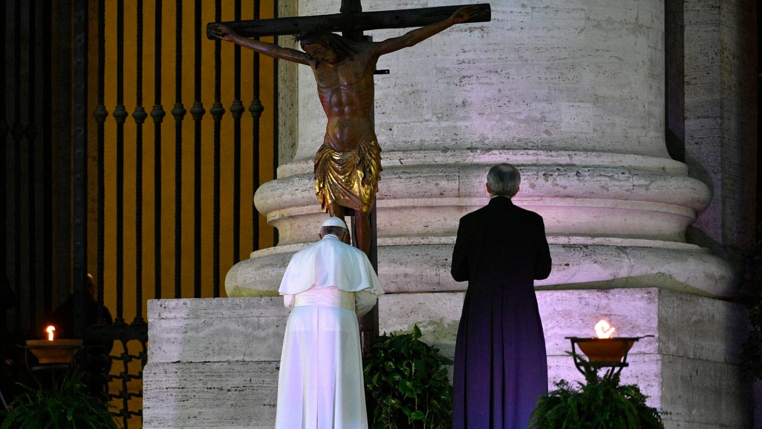 El Papa Francisco ante el crucifijo de San Marcello al Corso llevado a la entrada de la Basílica de San Pedro (2020)