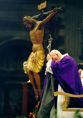 Papa Giovanni Paolo II con il crocifisso di San Marcello al Corso nella basilica di San Pietro durante il giubileo del 2000