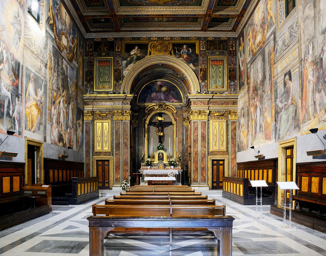 L'interno dell'oratorio del Santissimo Crocifisso