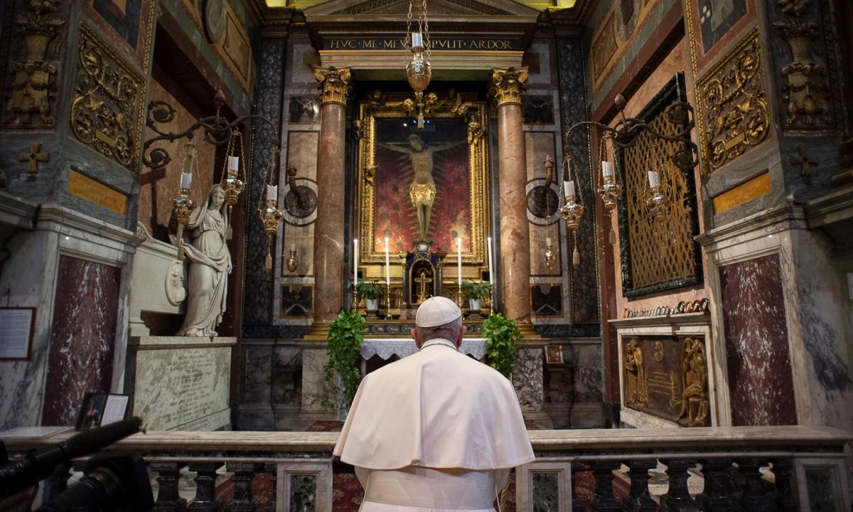 Papa Francesco prega davanti al crocifisso in San Marcello al Corso (2020)