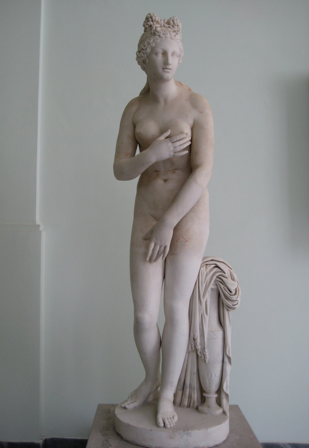 Arte romana, Venere Capitolina, da originale di Prassitele (IV secolo a.C.; marmo, altezza 193 cm; Roma, Musei Capitolini)
