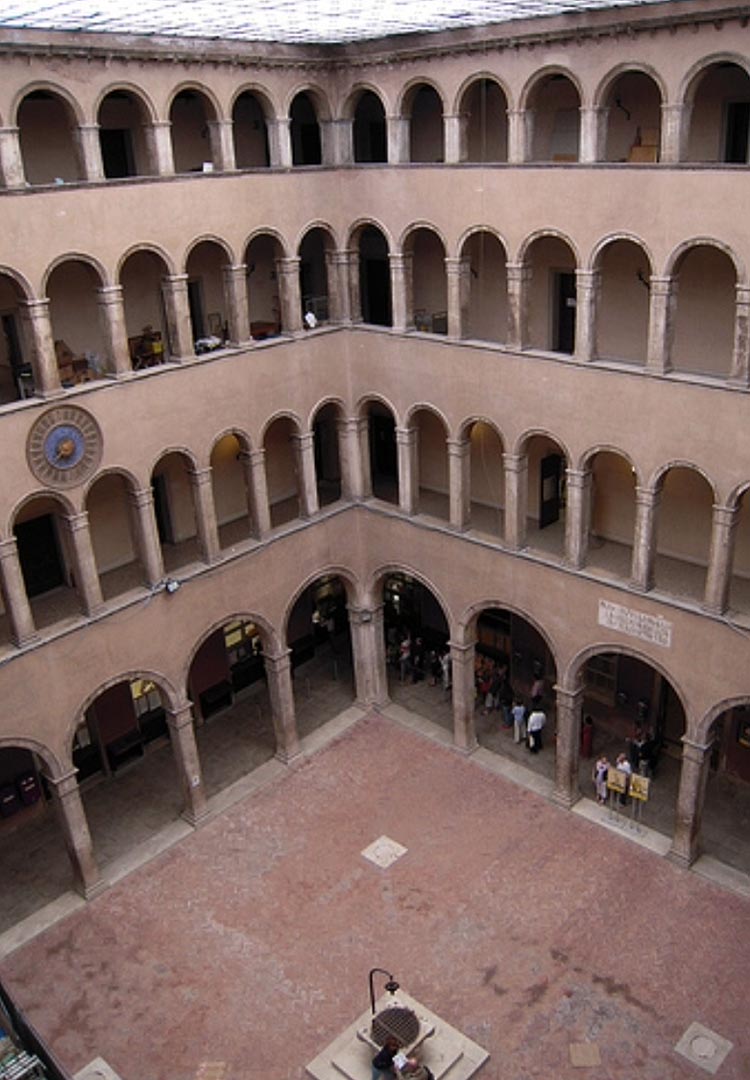 Cortile interno del Fontego prima dei lavori di rinnovamento del 2008-2016
