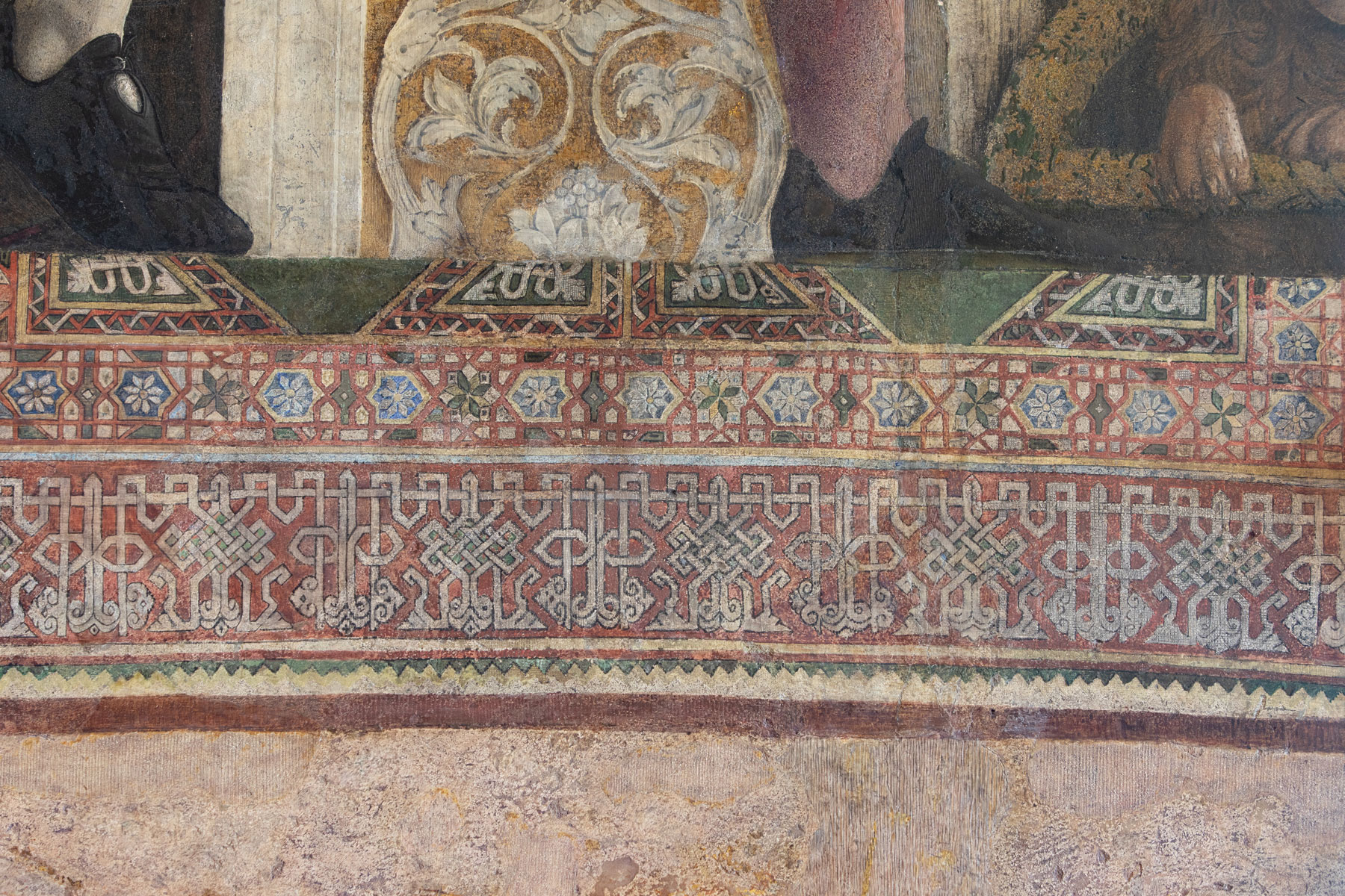 Il tappeto nella Scena della Corte. Ph. Credit Alessandro Pasquali - Danae Project
