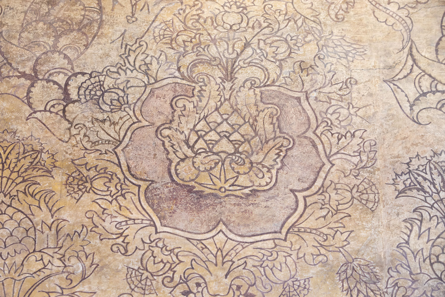 Le decorazioni a griccia dei finti tendaggi. Ph. Credit Alessandro Pasquali - Danae Project
