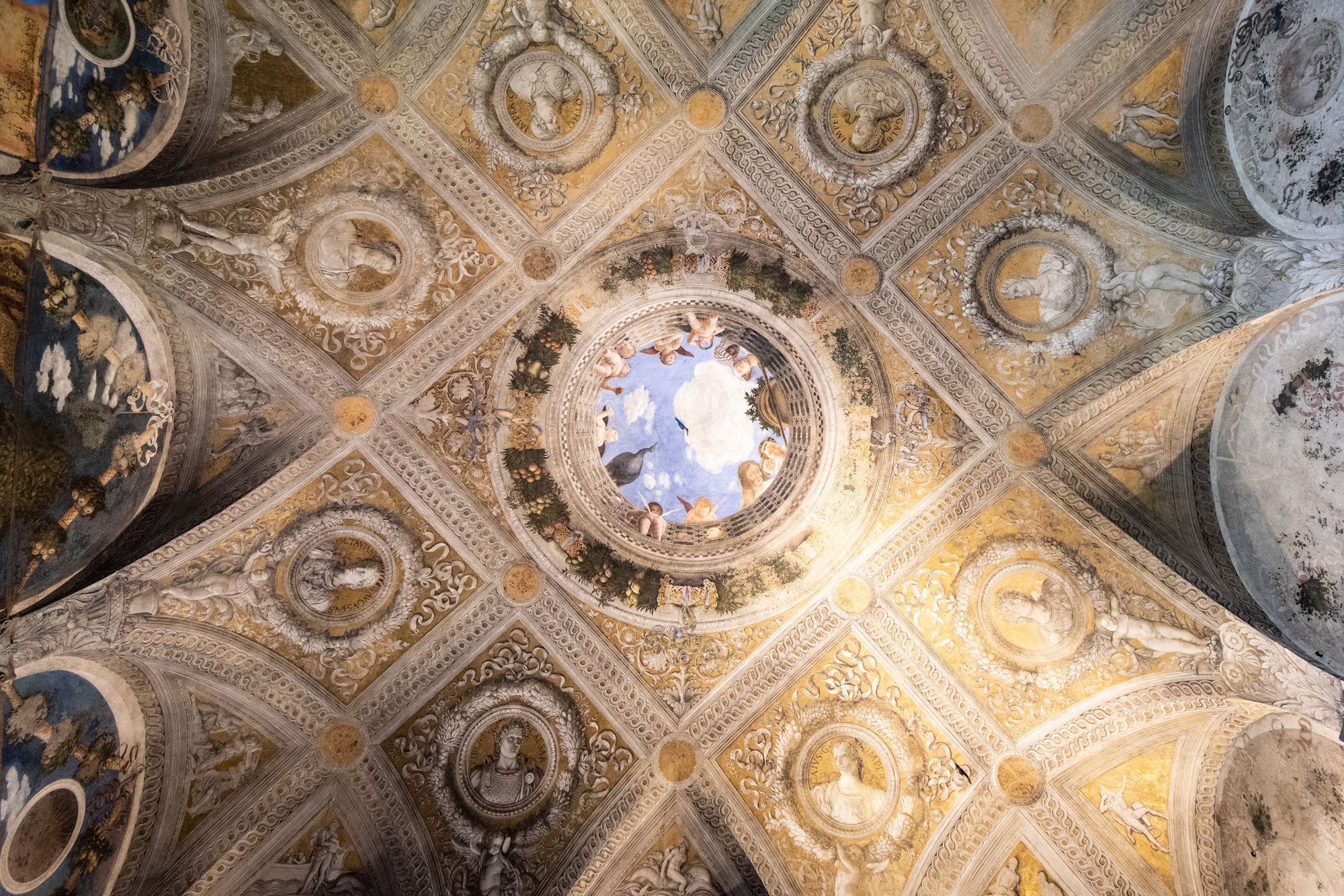 Andrea Mantegna, affreschi della Camera degli Sposi (1465-1474; Mantova, Castello di San Giorgio), veduta del soffitto. Ph. Credit Alessandro Pasquali - Danae Project
