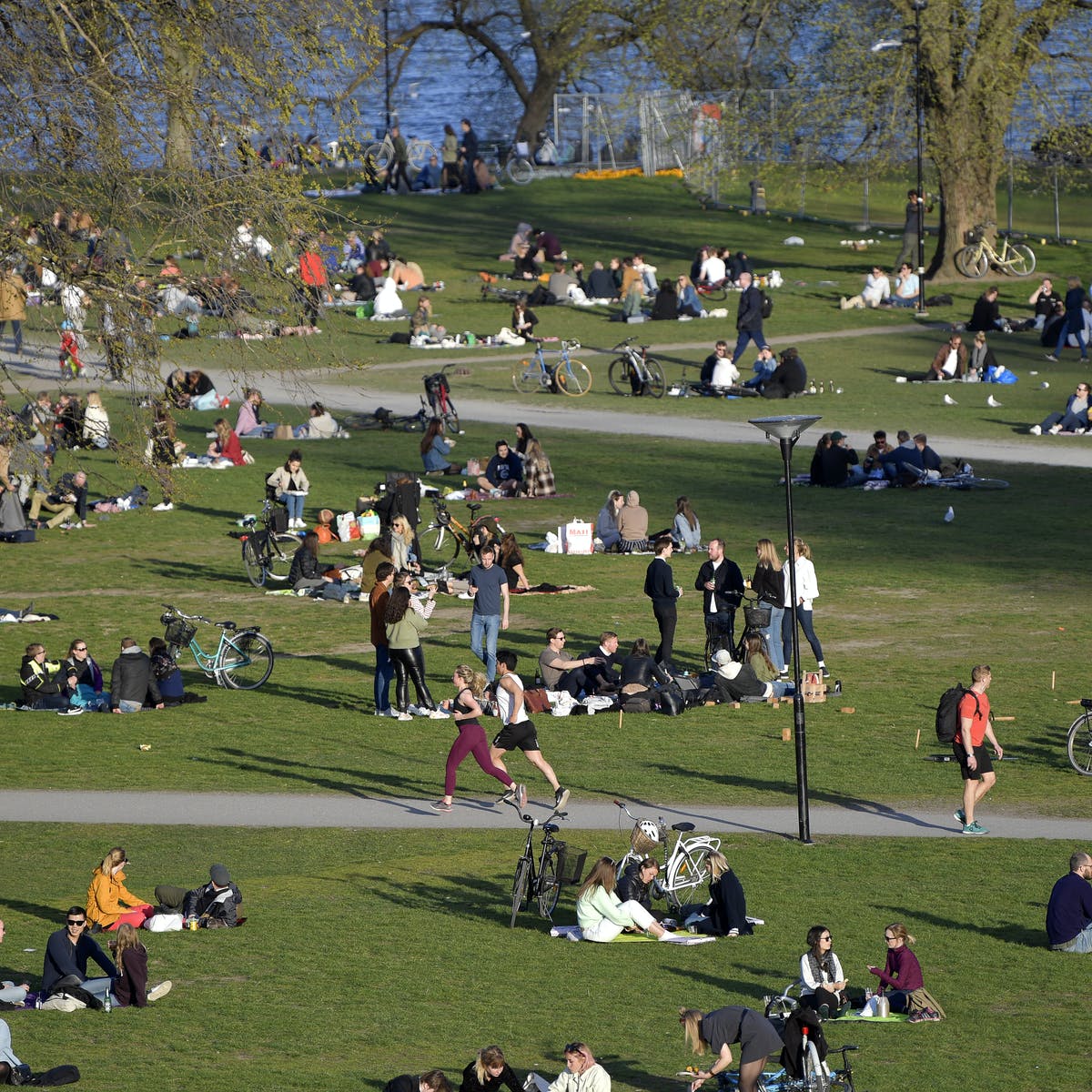 Persone in un parco di Stoccolma durante il coronavirus. Ph. Anders Wiklund/EPA