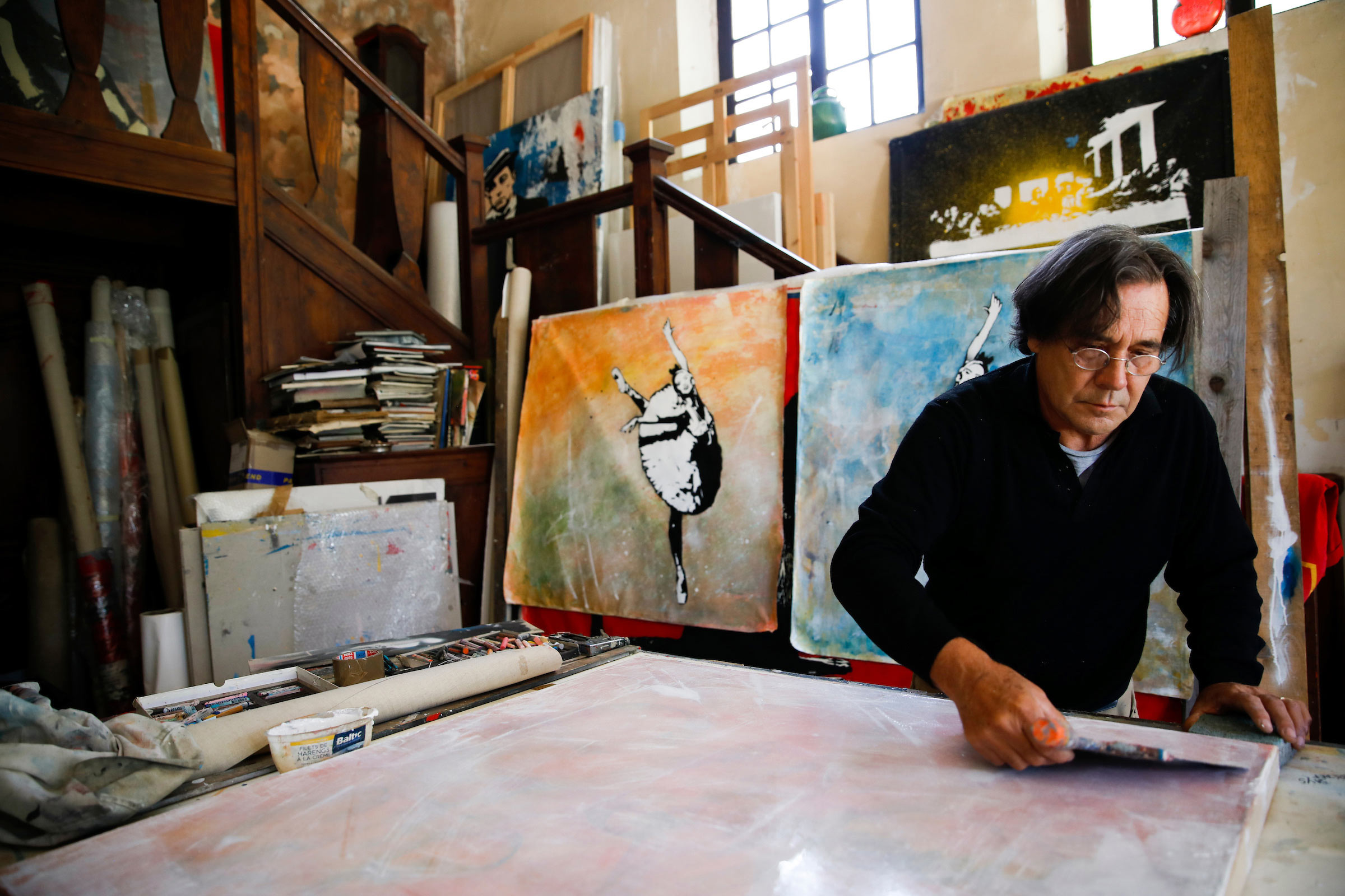 Blek Le Rat (vero nome Xavier Prou) al lavoro nel suo studio di Guérard La Celle (Francia), 23 settembre 2019. Ph. Credit Jasmin Shah.
