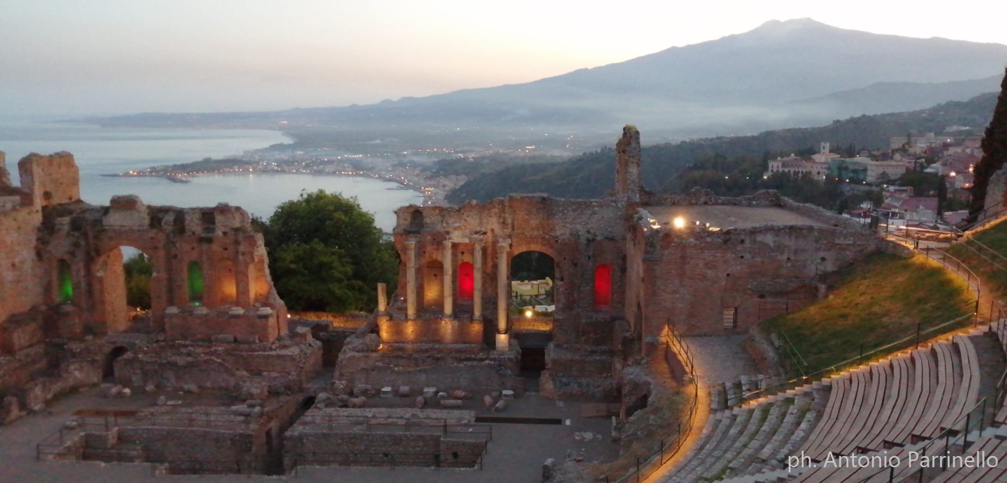 
Taormina, Teatro Antico al tramonto con luci tricolore. Ph. Credit Antonio Parrinello