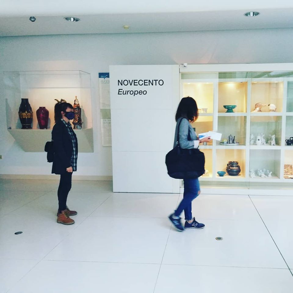 Visitatori al MIC di Faenza il giorno della riapertura
