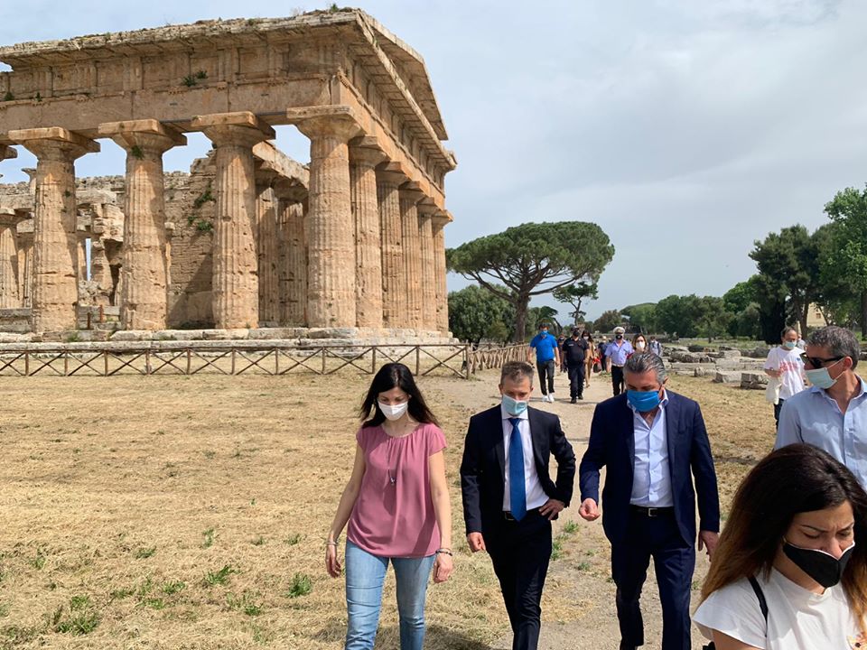 Inaugurazione della riapertura a Paestum: il secondo da sinistra (cravatta blu) è il direttore Gabriel Zuchtriegel
