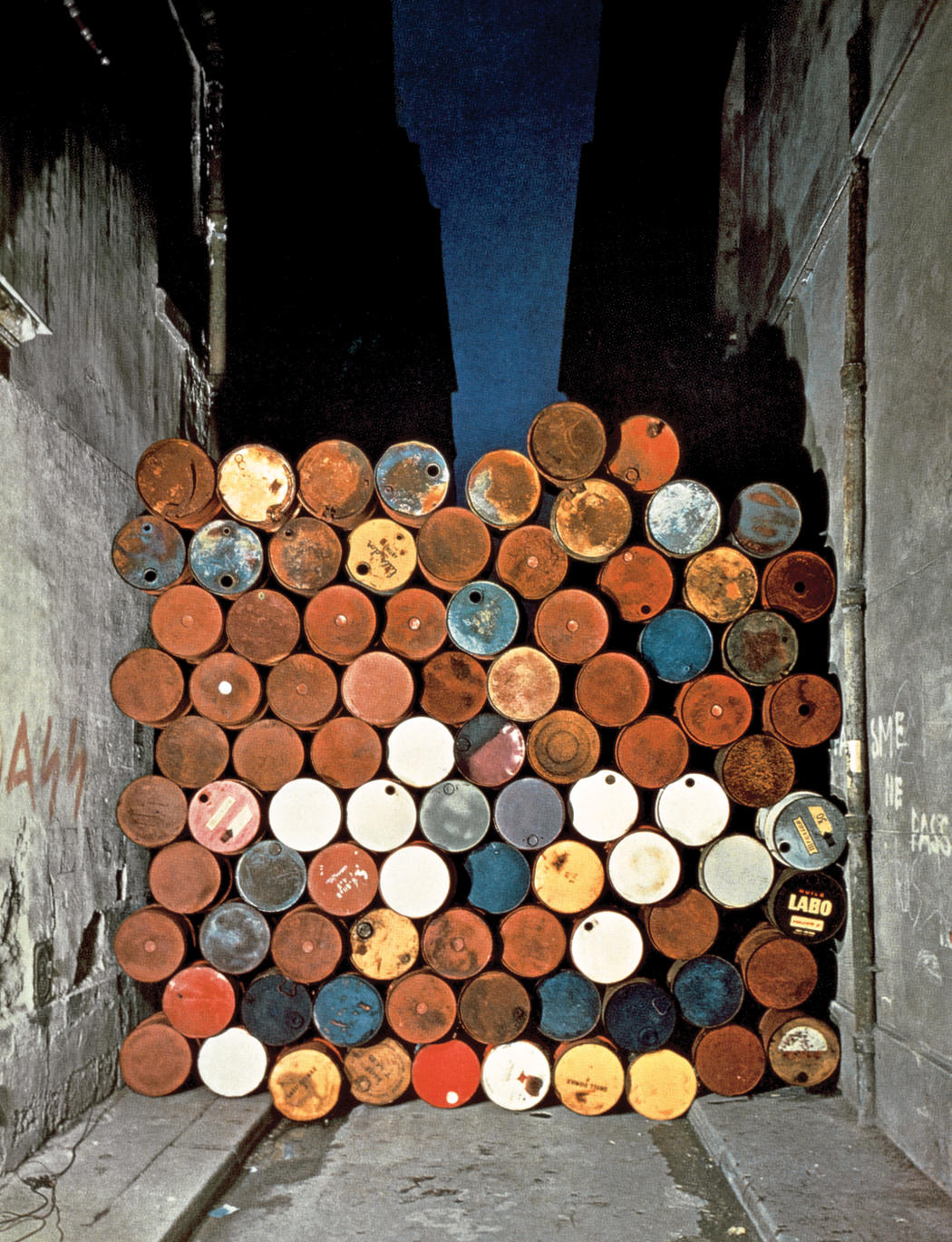 Christo e Jeanne-Claude, Muro di barili di petrolio (1962; barili di petrolio, 420 x 400 x 50 cm)
