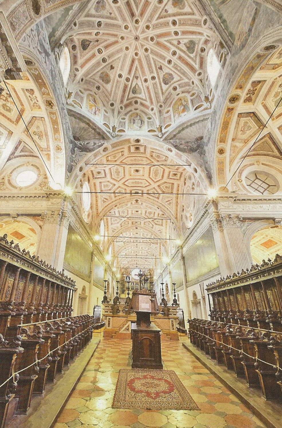 Il coro dei monaci dietro all'altar maggiore. Si osservi in alto la decorazione manierista delle volte.
