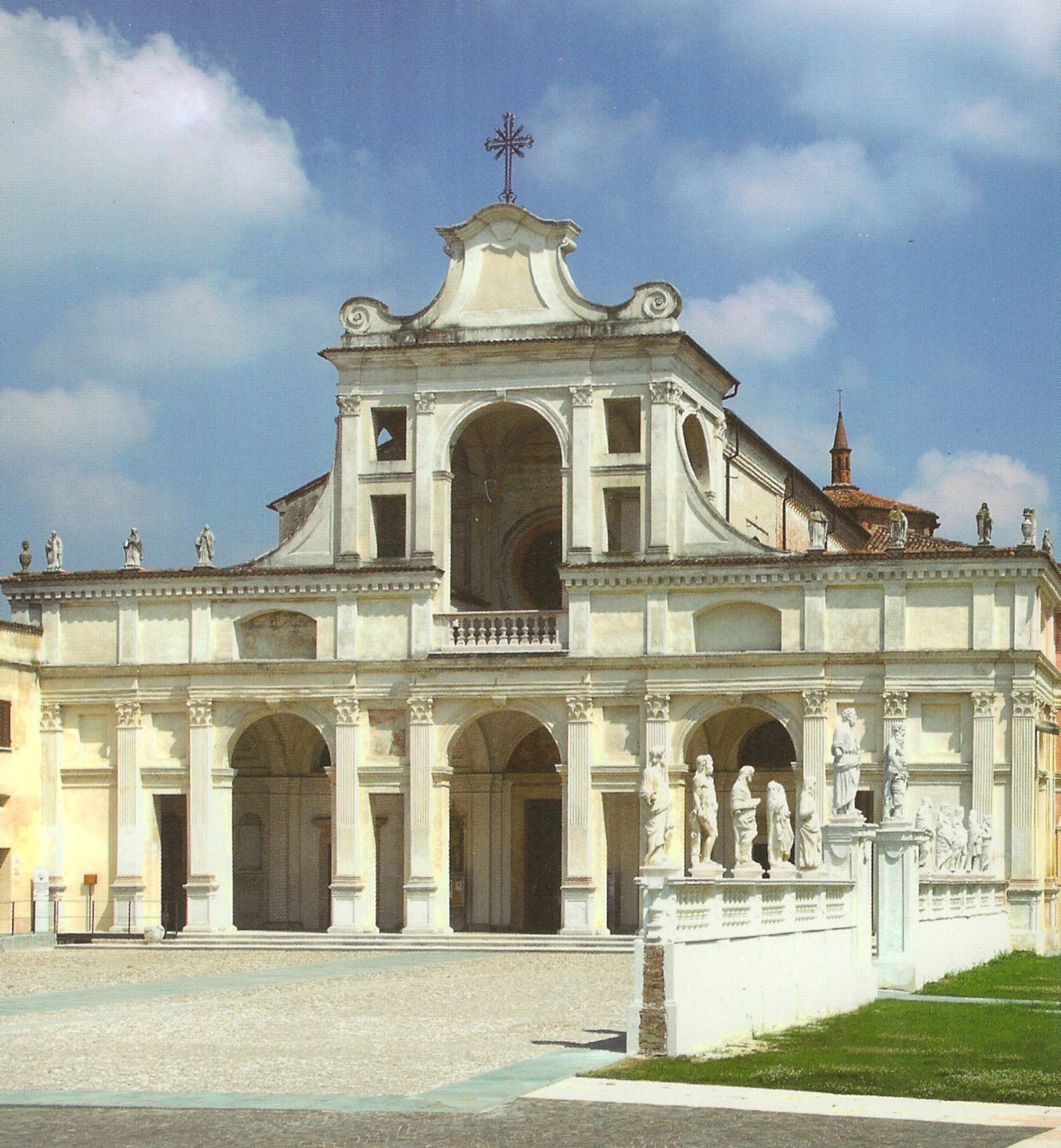 Il fronte della Basilica di Giulio Romano come oggi si mostra dopo l'innalzamento centrale del '700.
