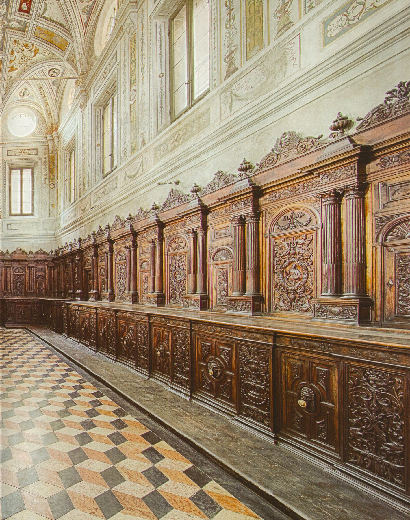 Sacrestia della Basilica del Polirone. Veduta parziale. L'ambiente Ã¨ solennissimo, progettato tutto da Giulio Romano e arricchito dagli stupendi armadi di Giovanni Maria Piantavigna (1563) giÃ  autore del coro.
