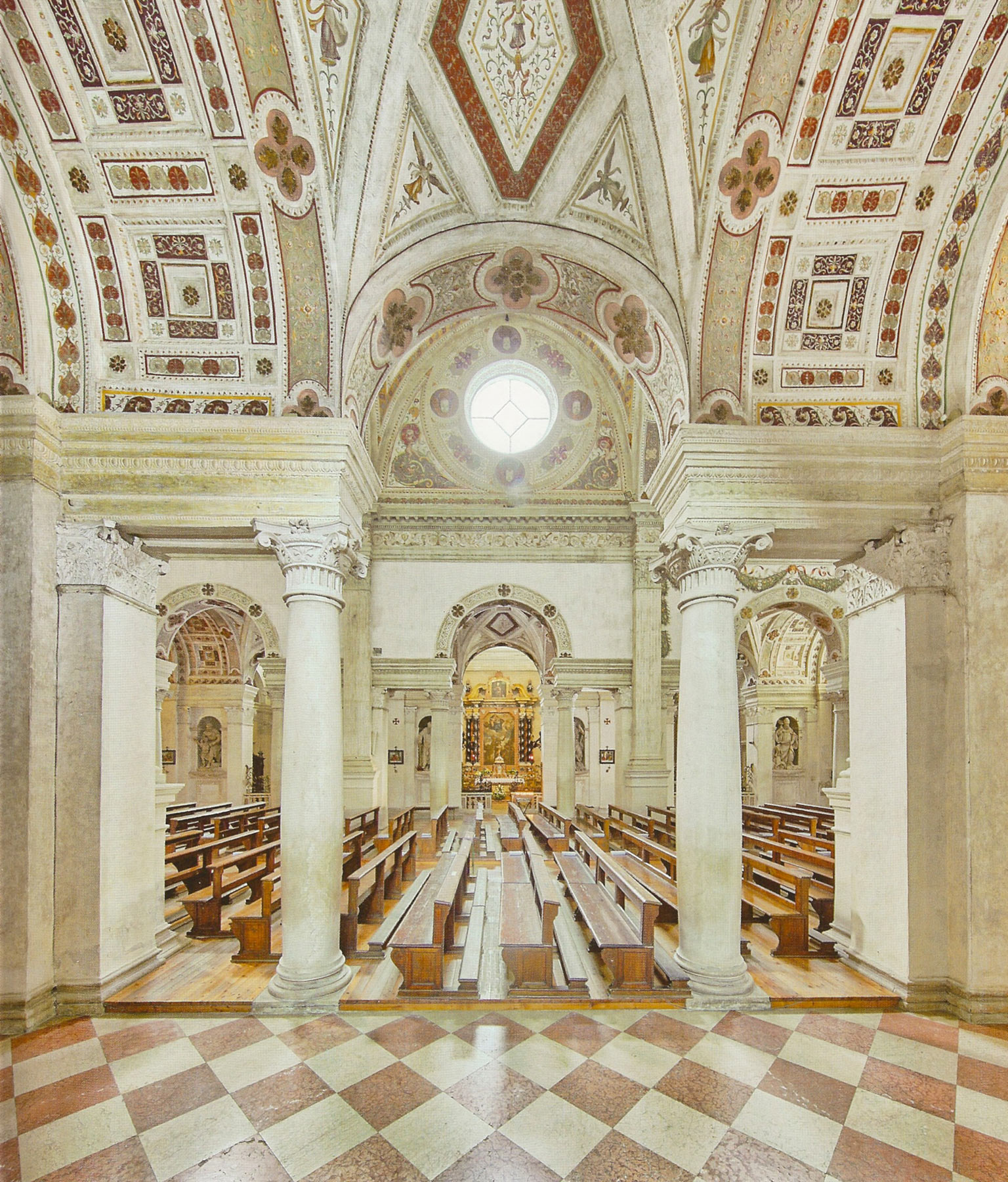 Veduta trasversale dell'interno della Basilica. Ritmo, spazialitÃ  e luce, a misura di Roma.
