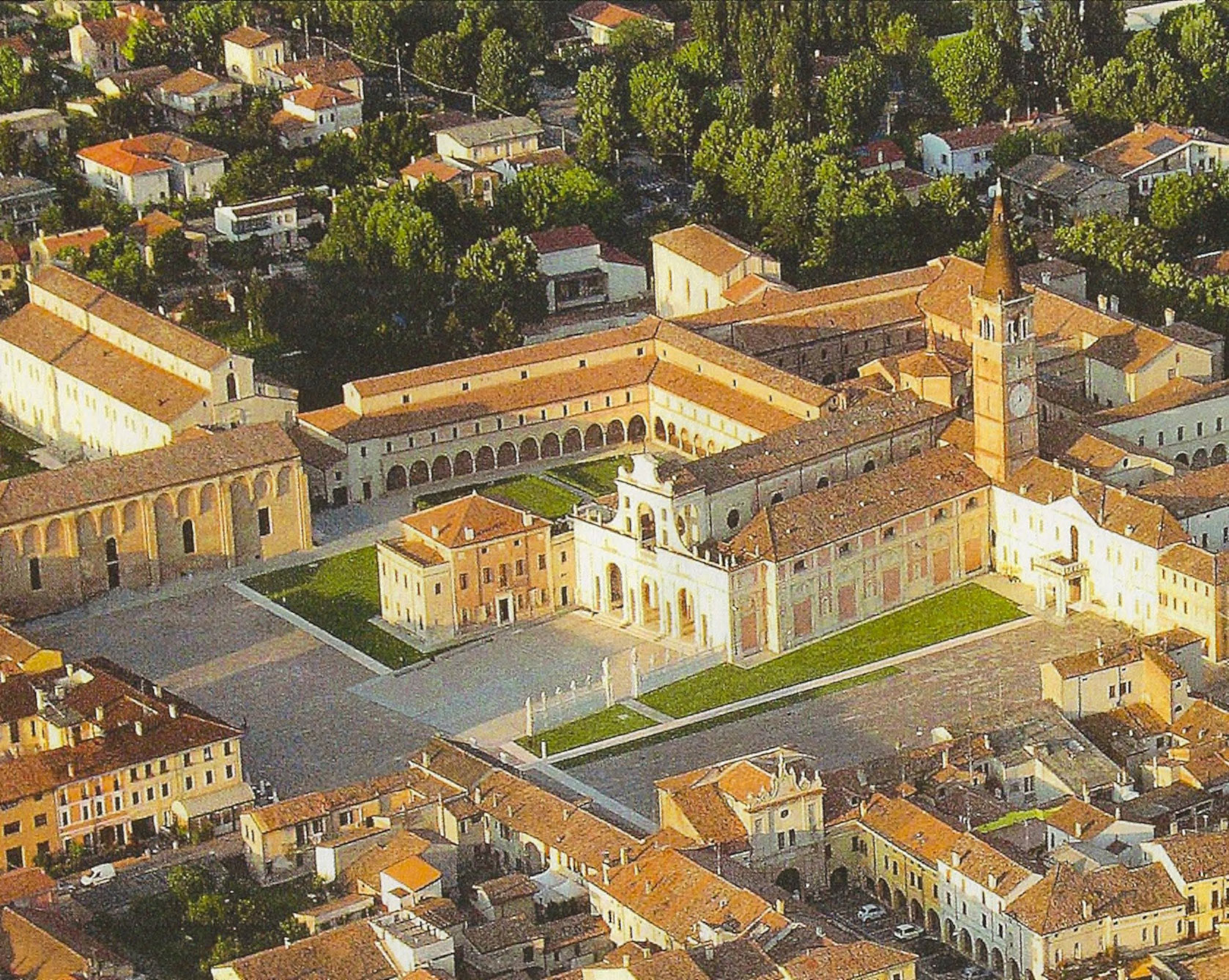 San Benedetto Po.Veduta del centro dell'antico monastero, ora cuore dell'abitato. Si notano la Basilica di Giulio Romano, e all'estrema sinistra il grande Refettorio, connotato dagli archetti pensili.
