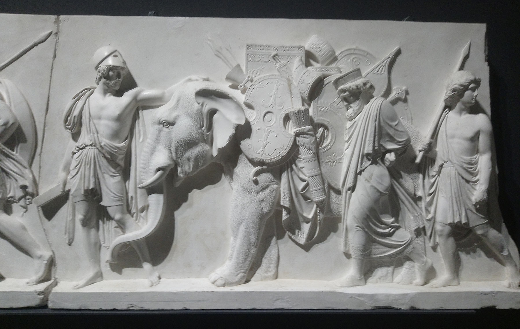 Bertel Thorvaldsen, Trionfo di Alessandro Magno in Babilonia (1822, riduzione dal modello del 1812; gesso, misura totale della serie 55 x 1326 cm; Pavia, Musei Civici, Gipsoteca) 

