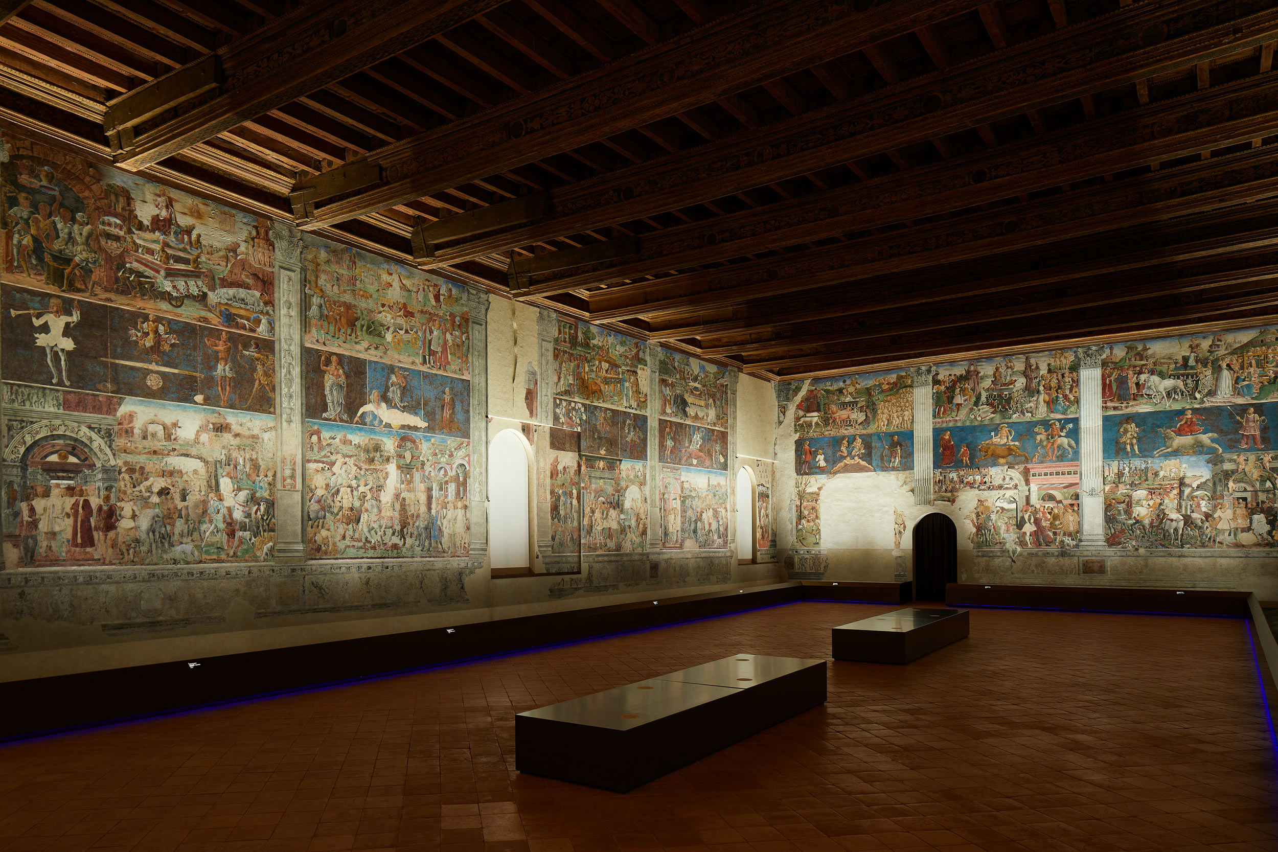 Palazzo Schifanoia, Salone dei Mesi: veduta delle pareti nord ed est, con la nuova illuminazione progettata dallo Studio Pasetti Lightining. Ph. Credit Henrik Blomqvist