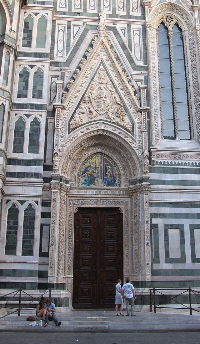 Firenze, Porta della Mandorla sul fianco sinistro del Duomo, già frequentatissimo accesso a Santa Maria del Fiore davanti all'attuale via Ricasoli, antico percorso dei pellegrini. Insigne opera marmorea di Antonio di Banco e del figlio Nanni (1391 - 1423). La veduta dimostra il recente restauro, curato soprattutto da mons. Timothy Verdon. Sui pilastrini di fianco alla ghimberga mancano i due profetini, ora tenuti nel Museo dell'Opera del Duomo.
