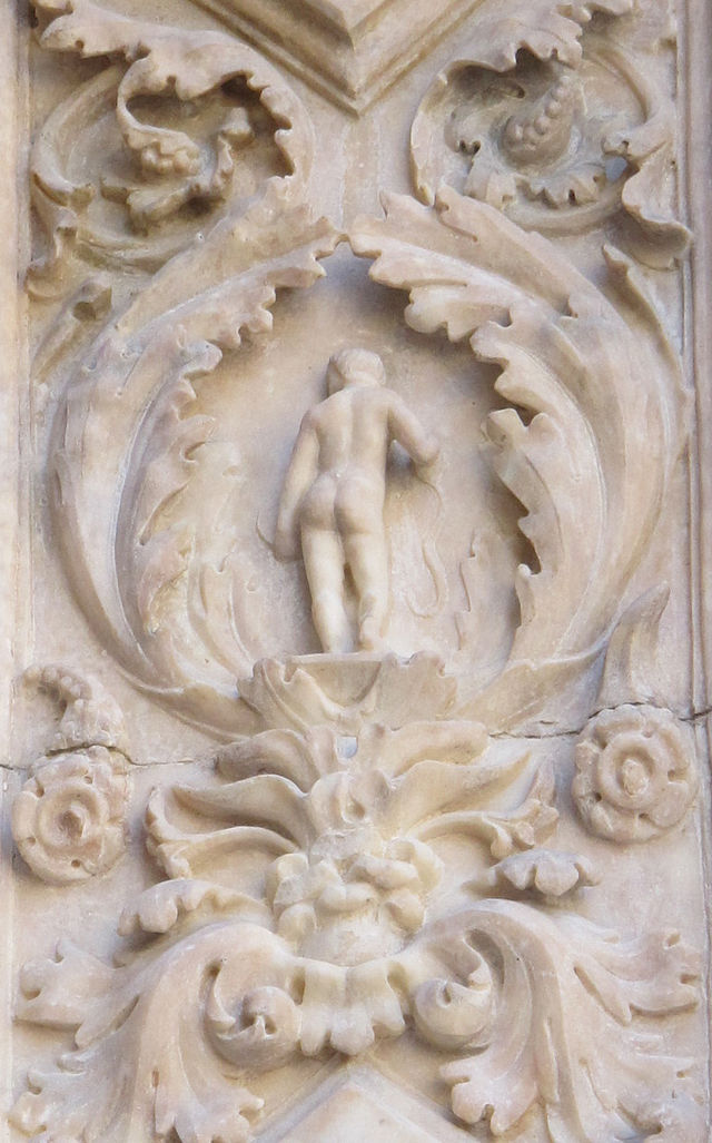 Nanni, Nudo di spalle nei fregi della Porta della Mandorla. Una sorprendente e quasi incredibile versione del lato morbido del corpo maschile (forse un Asclepio, dio delle guarigioni, con il suo serpente) che, sul limitar dell'occaso medioevale, ci ridona le dolcezze sensuali dell'ellenismo sereno.
