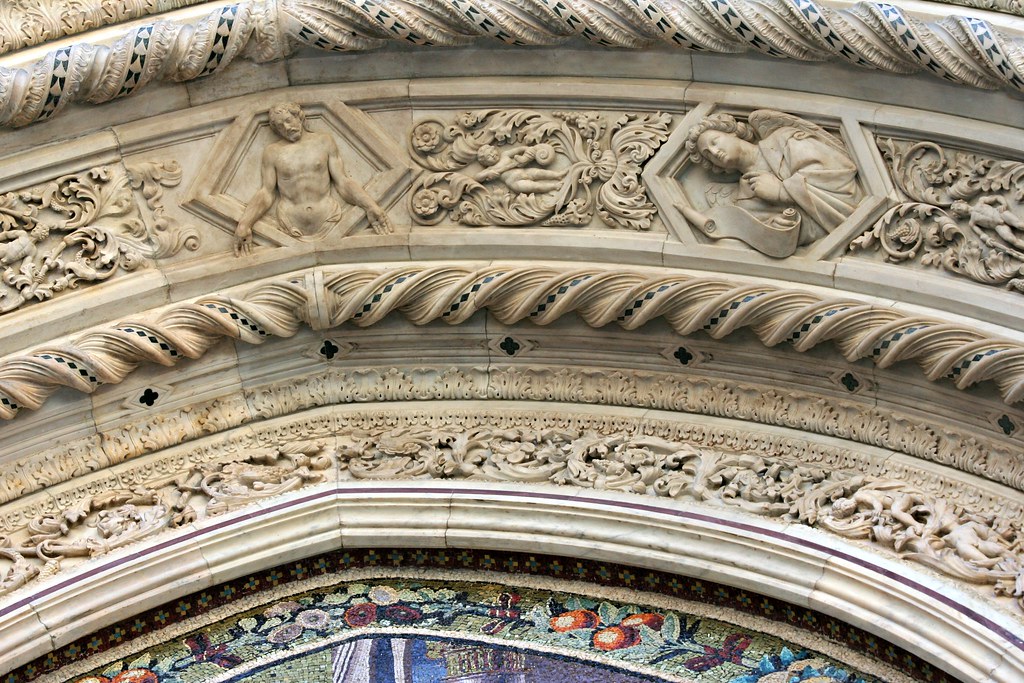 Il Cristo in pietà (o Uomo dei dolori) alla sommità del fregio della Porta della Mandorla. Figura stupenda che segna l'immediato raggiungimento armonico dell'anatomia in rilievo. Qui Nanni apre davvero il rinascimento. Da queste opere possiamo apprendere come Brunelleschi volle legarsi all'amico per le sue ricerche ideali e strutturali.
