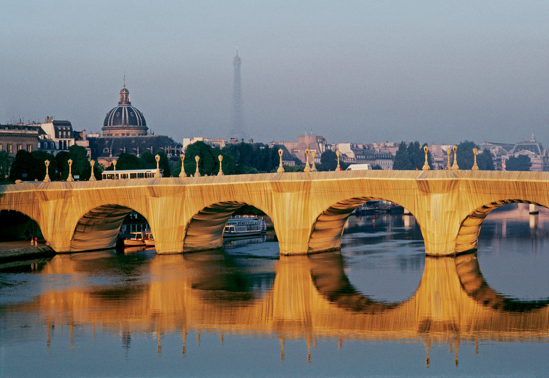 Christo e Jeanne-Claude, The Pont Neuf Wrapped (1975-1985; Parigi). Ph. Credit Wolfgang Volz
