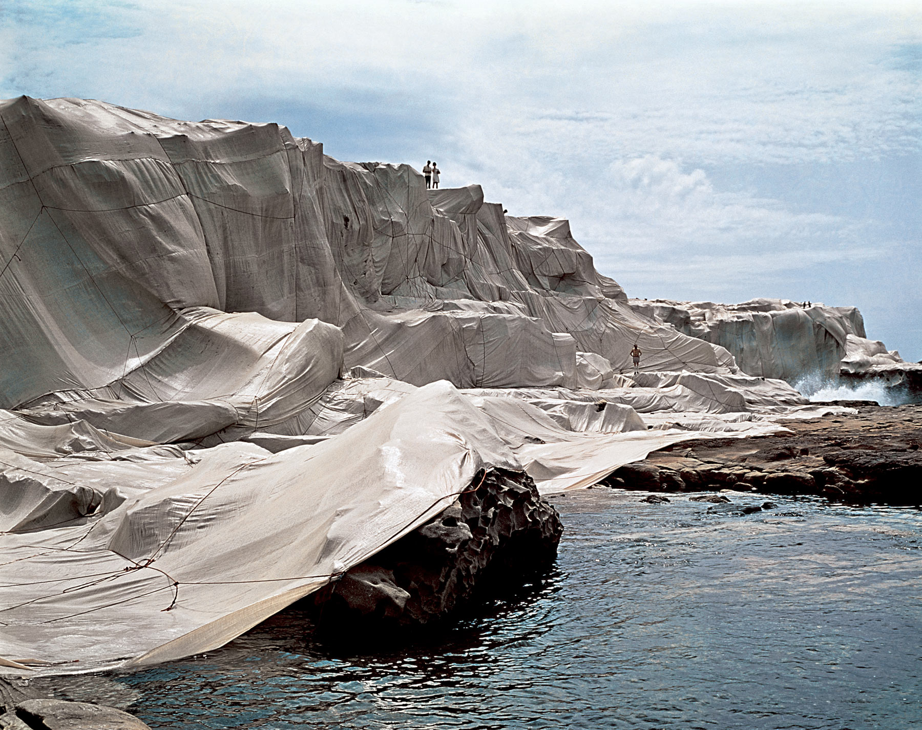 Christo e Jeanne-Claude, Wrapped Coast (1968-1969; Little Bay, Sydney)
