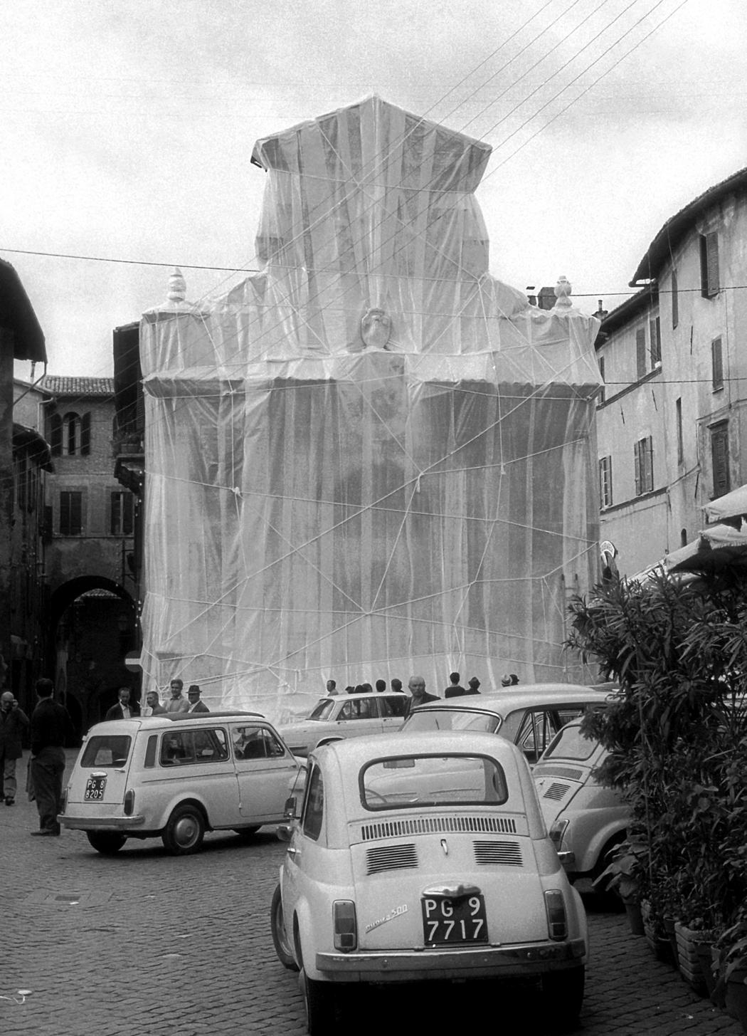 Christo e Jeanne-Claude, Wrapped Fountain (1968; Spoleto). Ph. Jeanne-Claude
