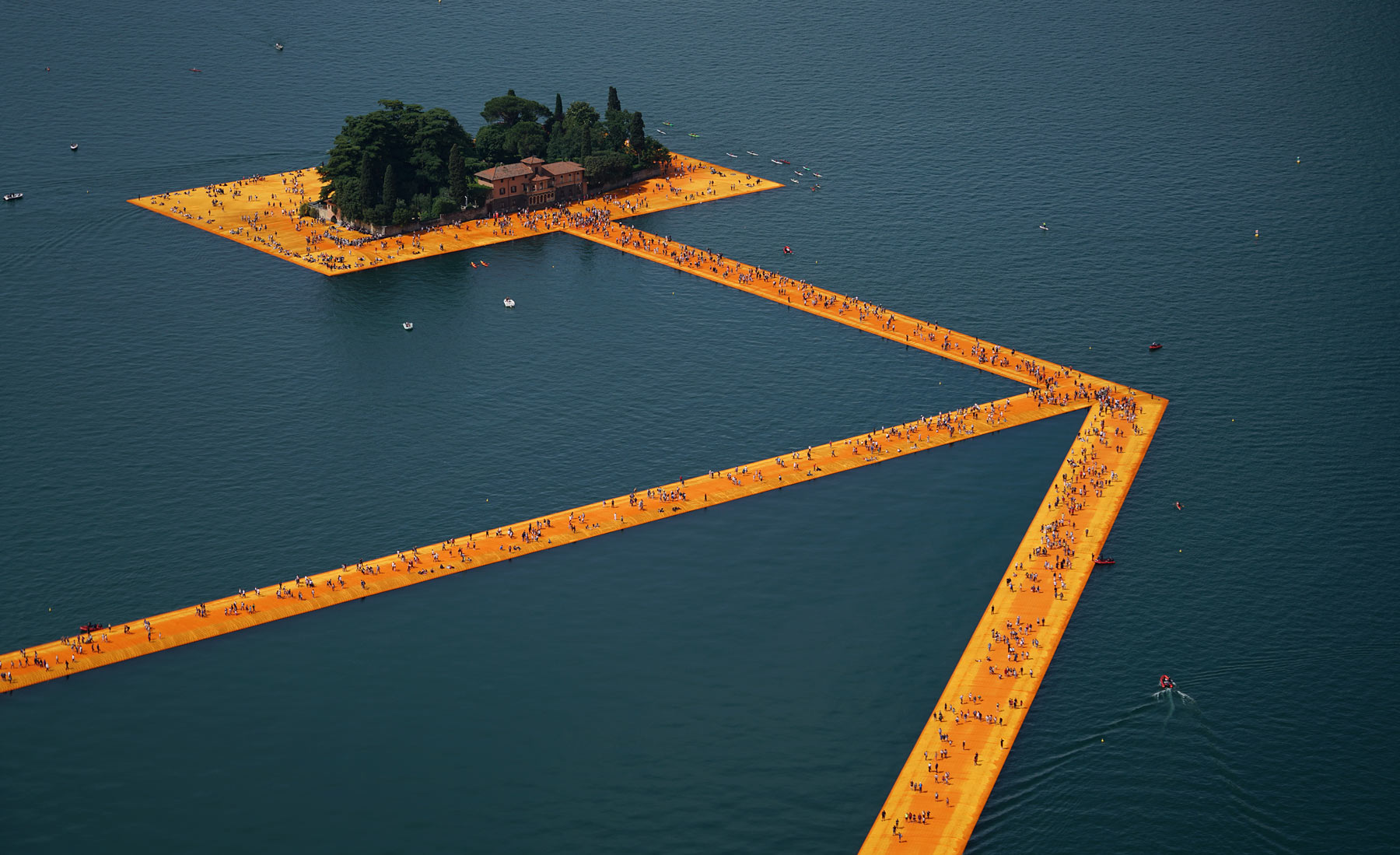 Christo e Jeanne-Claude, The Floating Piers (2014-2016; Lago d'Iseo). Ph. Credit Wolfgang Volz
